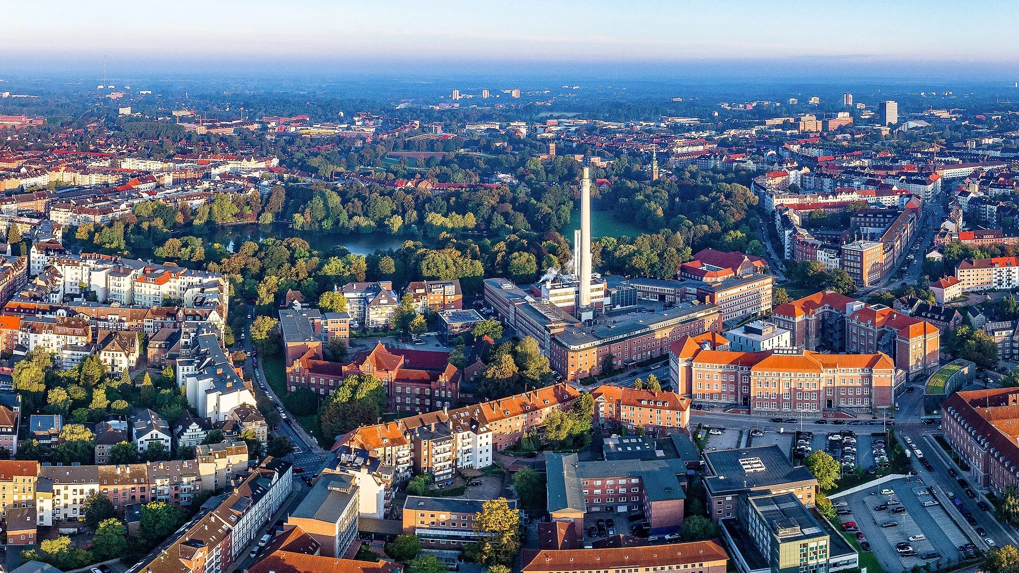 Photo showing: Luftbildaufnahme mit Blick auf den Park Schrevenpark, davor das Kraftwerk Humboldtstraße und rechts vor diesem die Kunsthochschule.