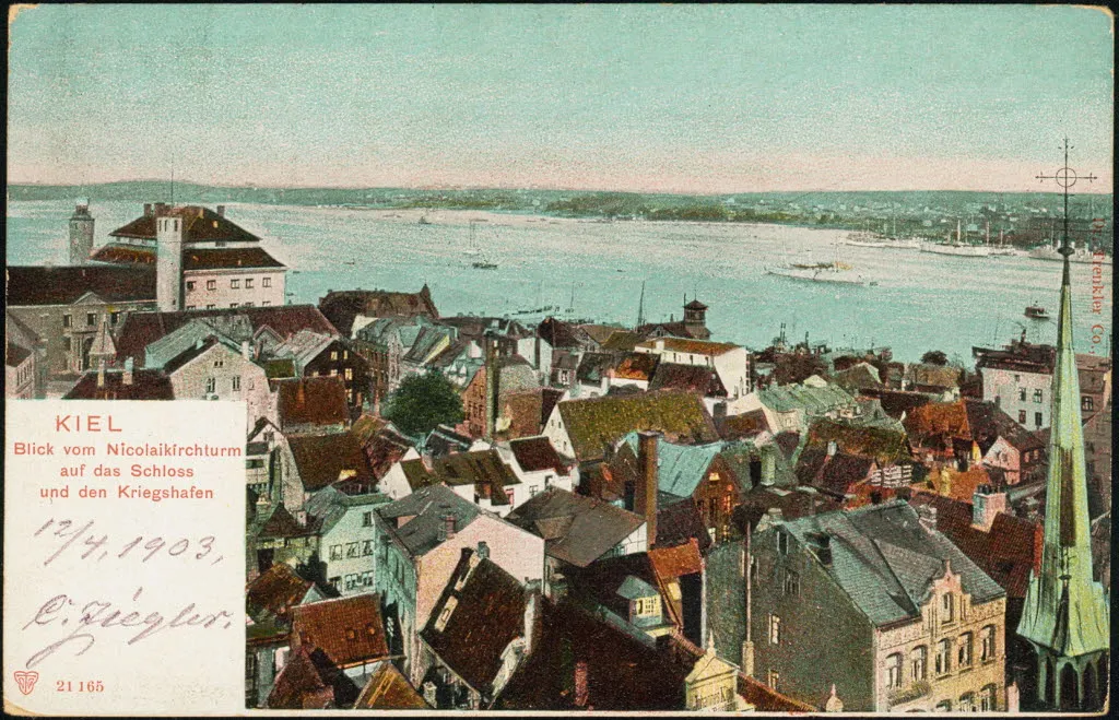 Photo showing: Blick vom Kirchturm der Nikolaikirche auf das Schloss (links) und den Kriegshafen.