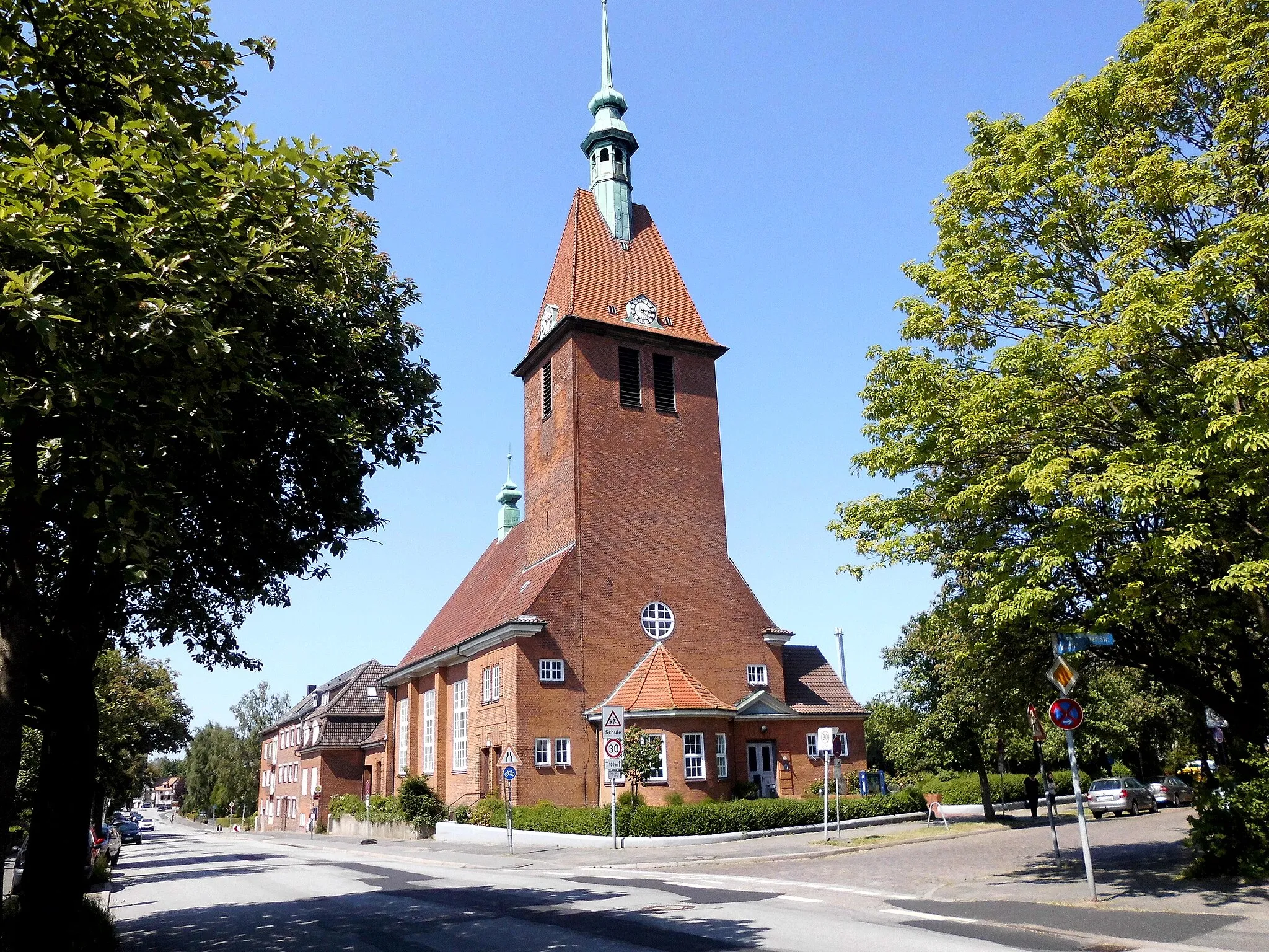 Photo showing: evangelische Michaeliskirche in Kiel-Hassee, Wulfsbrook 27–29; erbaut 1910–1911 nach Entwurf des Kieler Architekten Wilhelm Voigt; unter Denkmalschutz