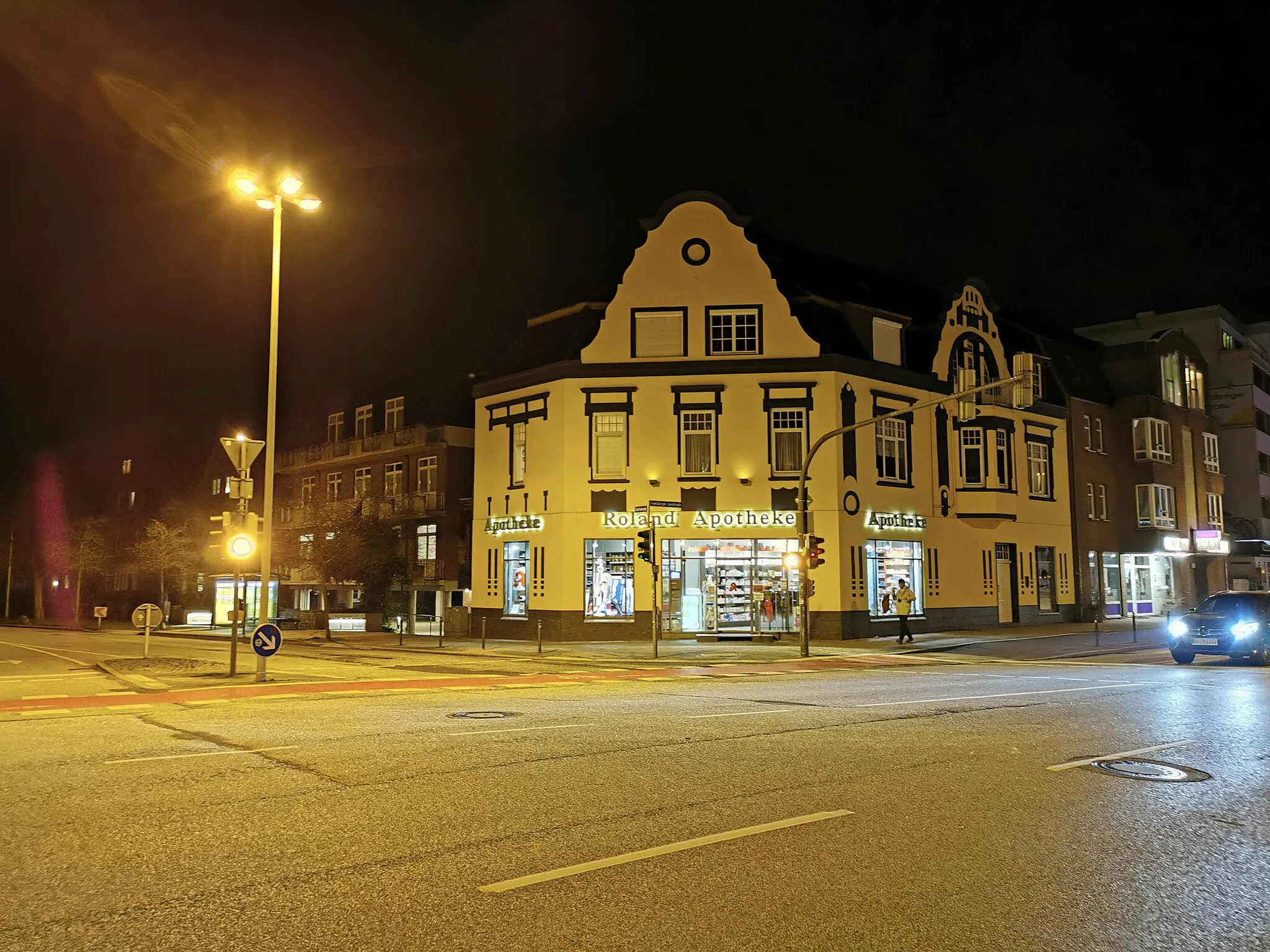 Photo showing: Nachtaufnahme der Roland Apotheke in Kiel-Hassee. Rendsburger Landstraße 79.