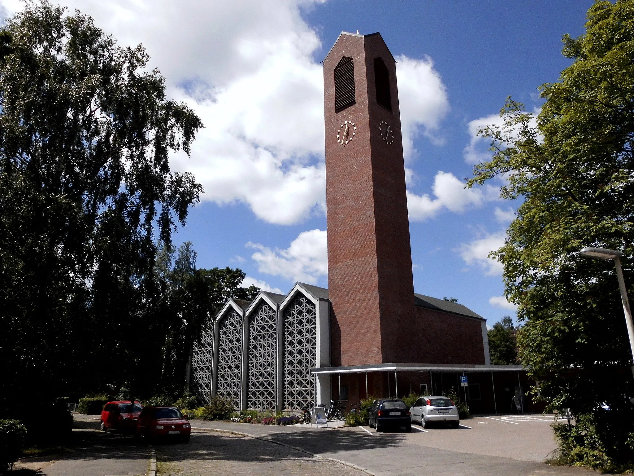 Photo showing: Die Paul-Gerhardt-Kirche im Kieler Stadtteil Neumühlen-Dietrichsdorf. Der frühere Glockenturm musste 2013 abgerissen werden; er wurde in der alten Bauform vollständig neu errichtet.