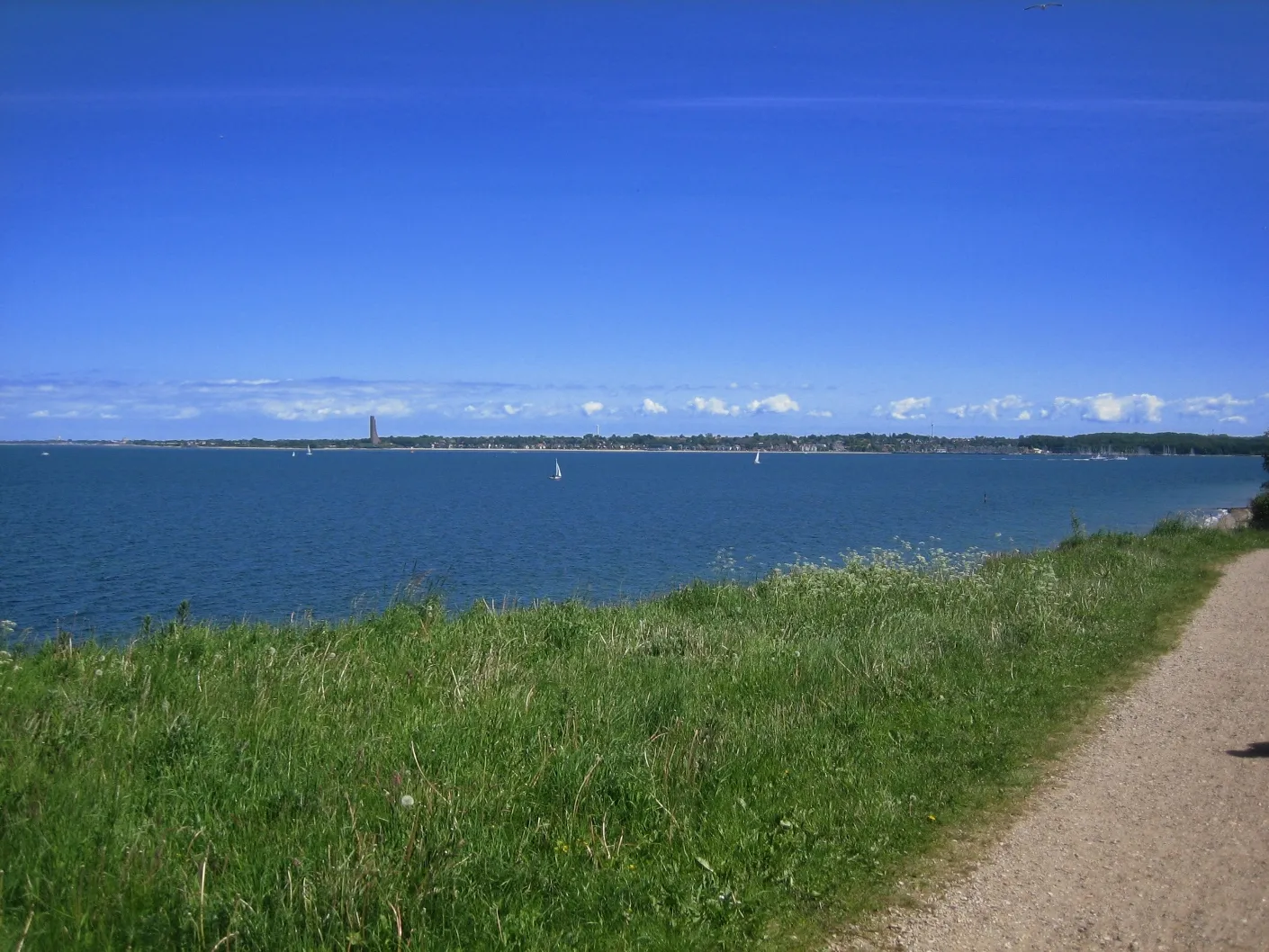 Photo showing: Blick über die Kieler Förde bei Schilksee, im Hintergrund Laboe