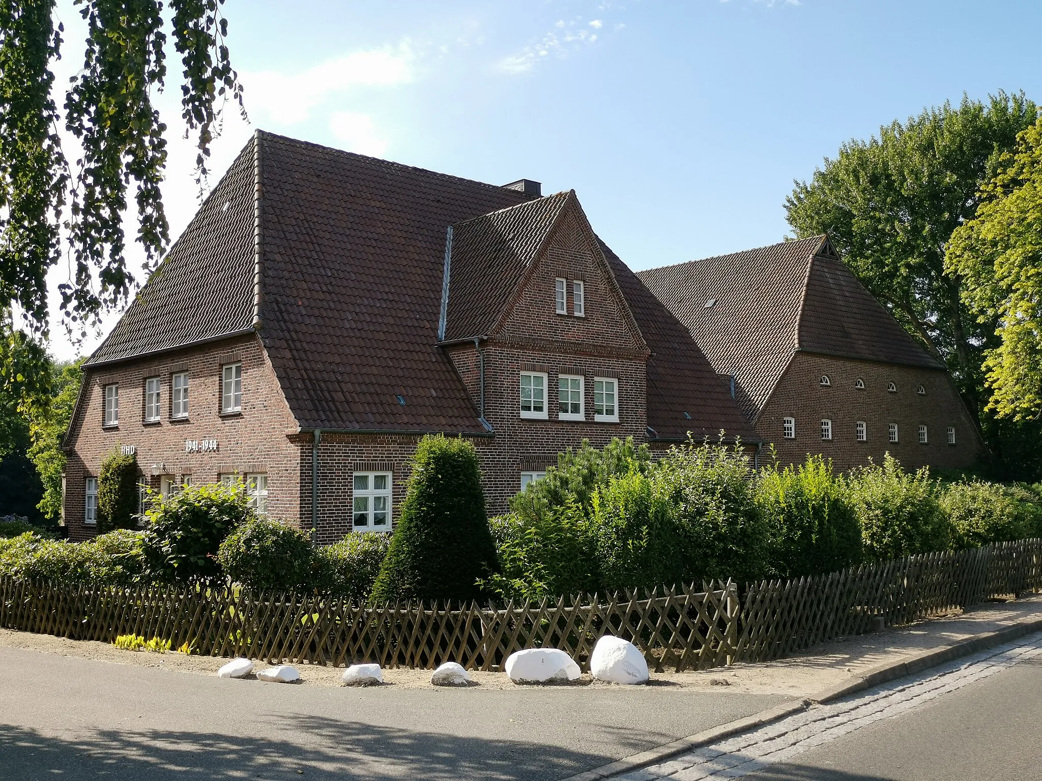 Photo showing: Denkmalgeschütztes Wohnhaus mit Stallscheune in Nehren 47 in Lohe-Rickelshof