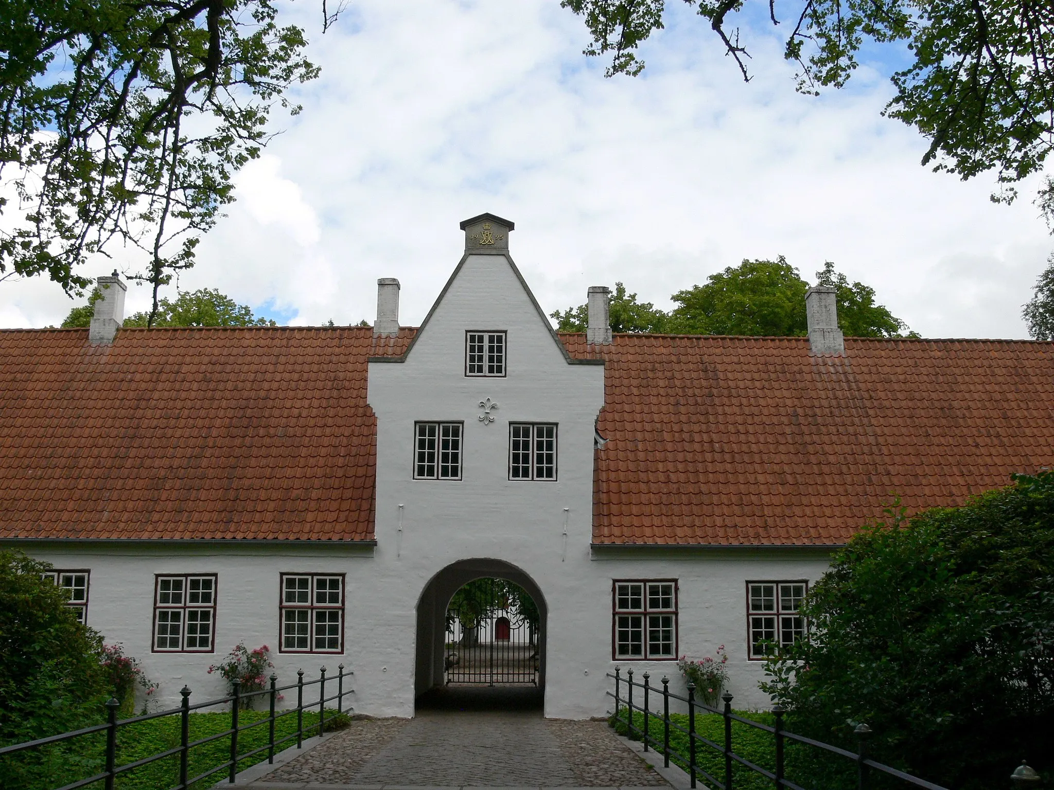 Photo showing: Møgeltønder ( Denmark ). Schackenborg castle ( 1664 ): Economy buildings.