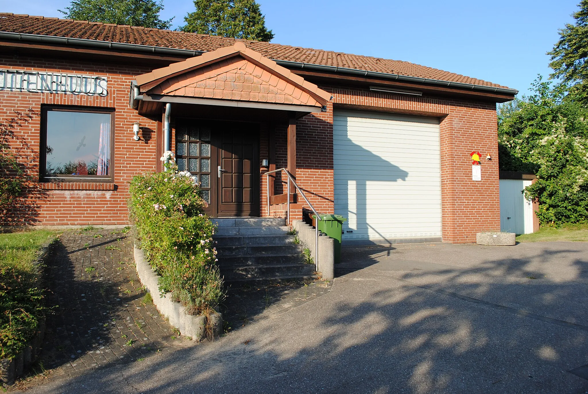 Photo showing: Das Dörps- und Sprüttenhuus in Wittmoldt wurde 1983 erbaut. Darin sind ein Versammlungsraum, eine Küche, Toiletten und eine Garage als Gerätehaus für die Freiwillige Feuerwehr Wittmoldt