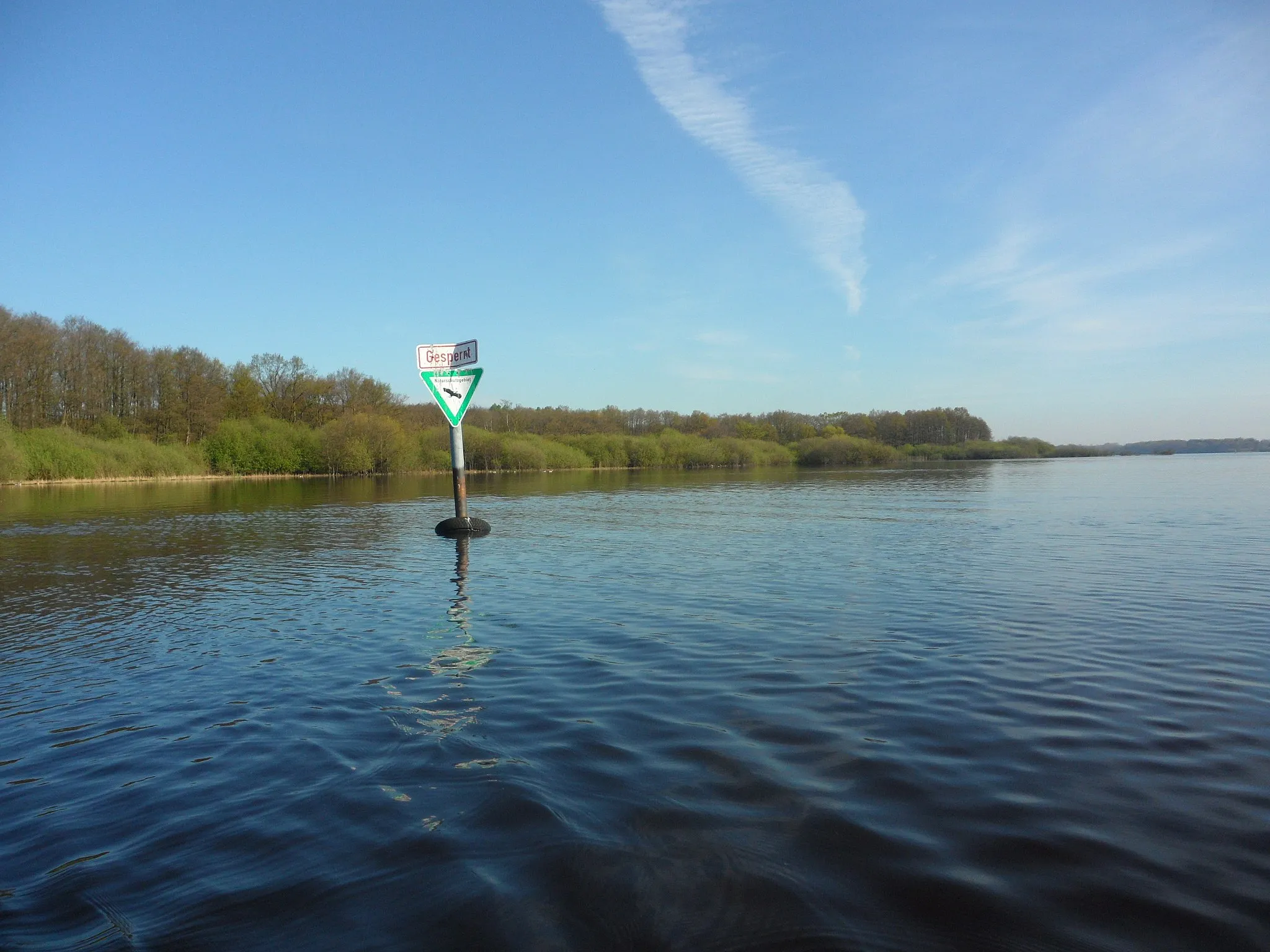 Photo showing: The Nature reserve "Westufer Einfelder See" is marked by signs on the lake