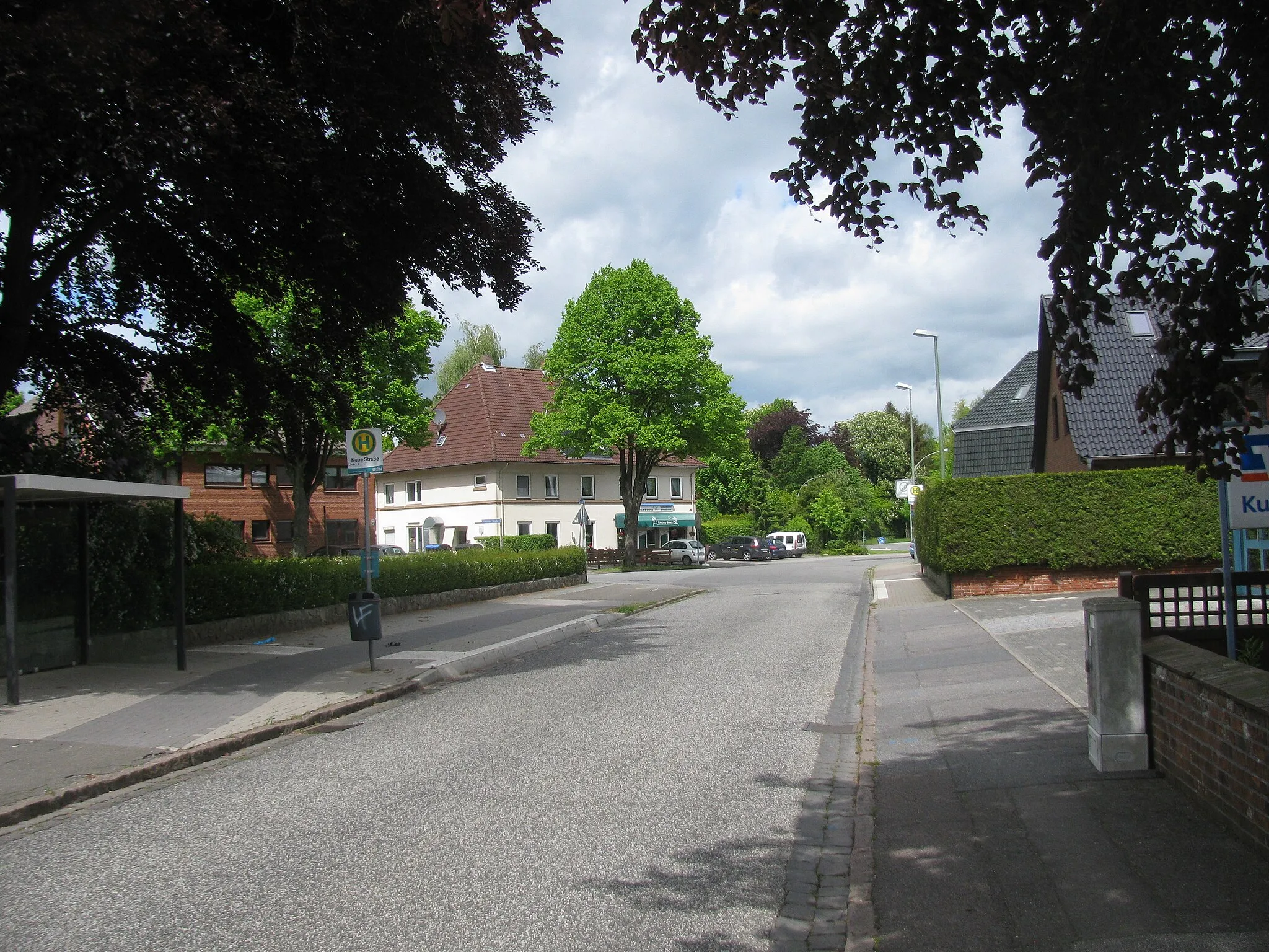 Photo showing: die Bushaltestelle Neue Straße in der Neue Straße in Neumünster-Einfeld, Blickrichtung Norden