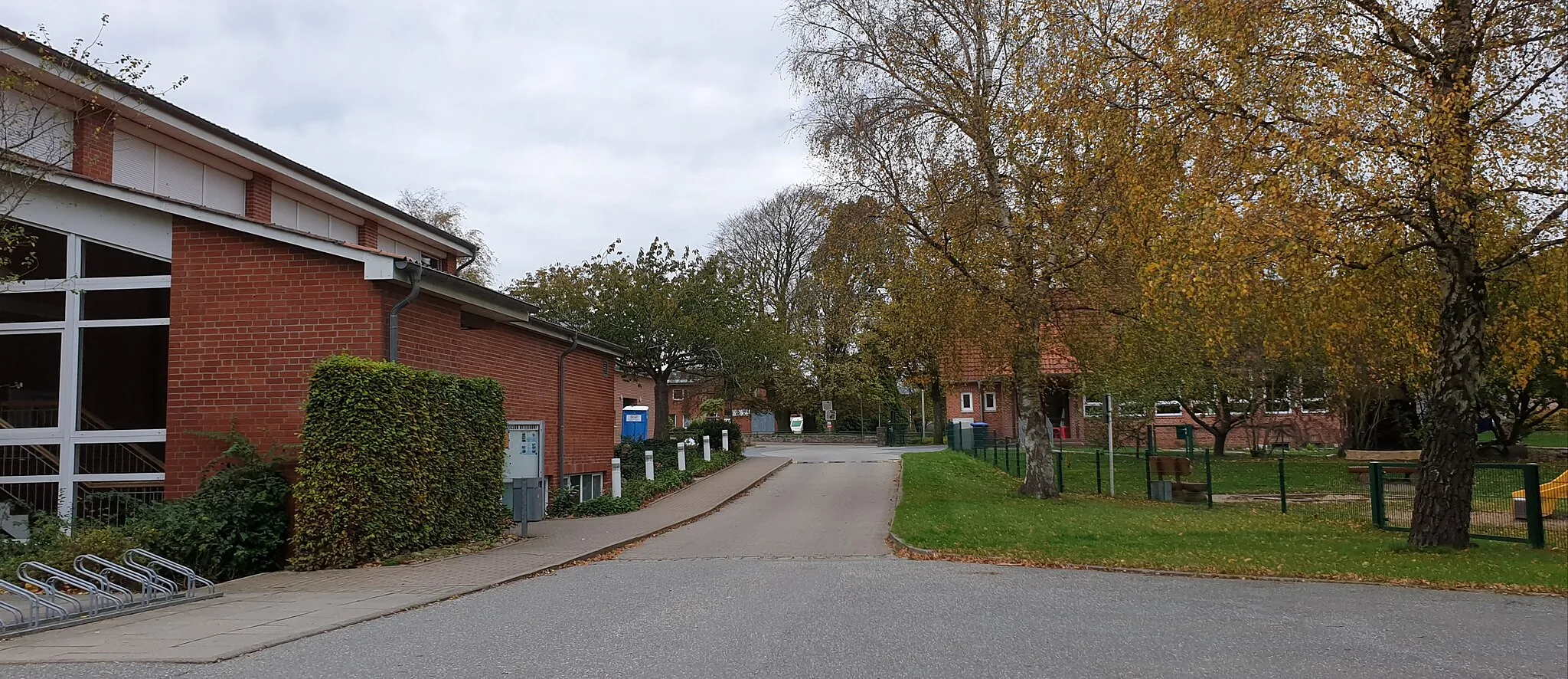 Photo showing: Ortsmitte mit Kindergarten und Feuerwehrhaus