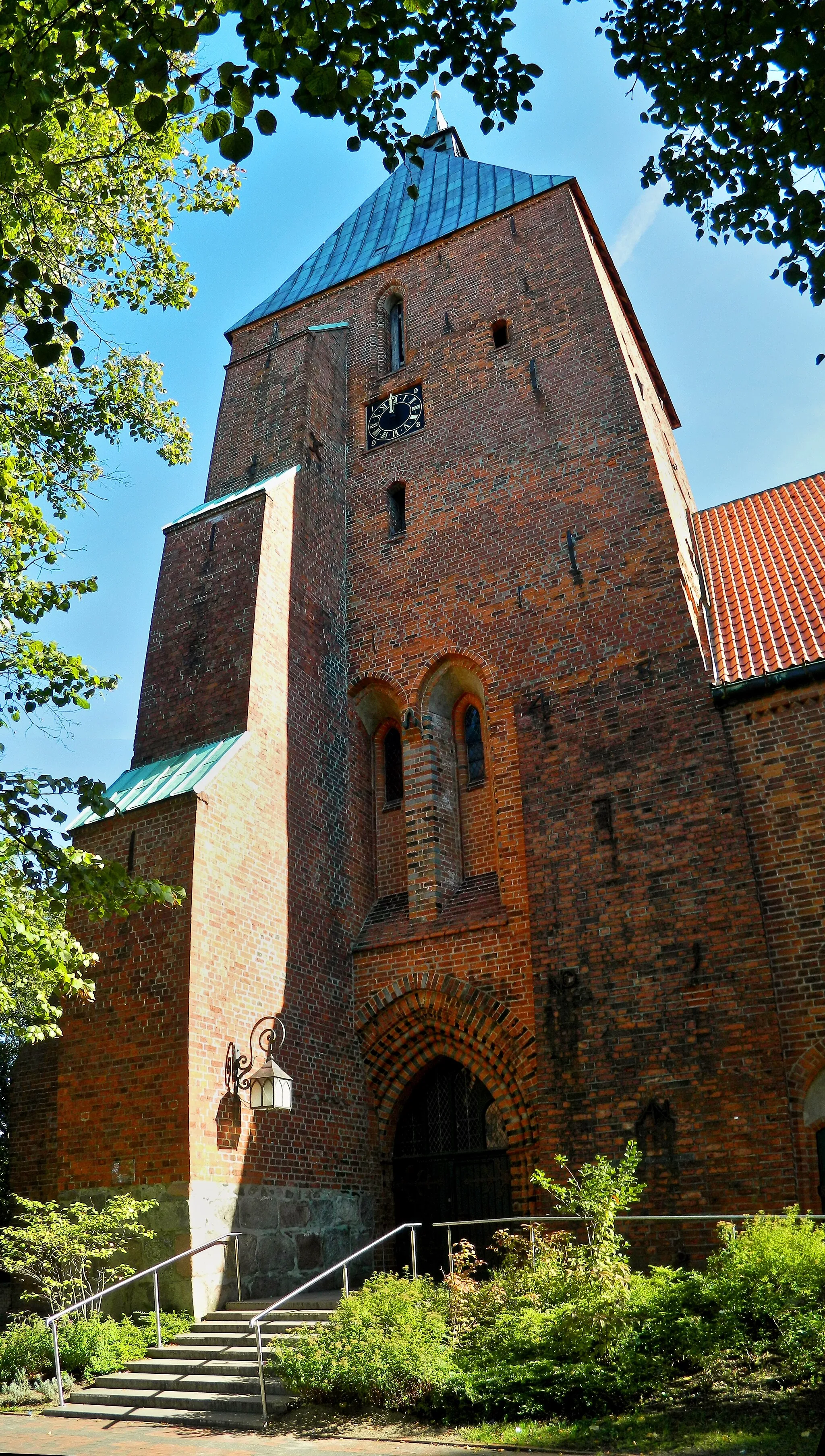Photo showing: Nicolaikirche (Nach 1200-1250 erbaute spätromanische Basilika)