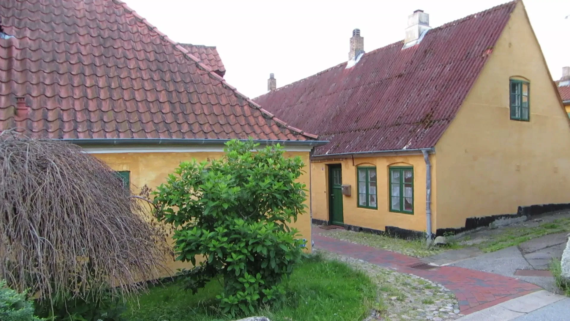 Photo showing: Die typisch gelben Häuser von Kupfermühle (2013), Bild 04