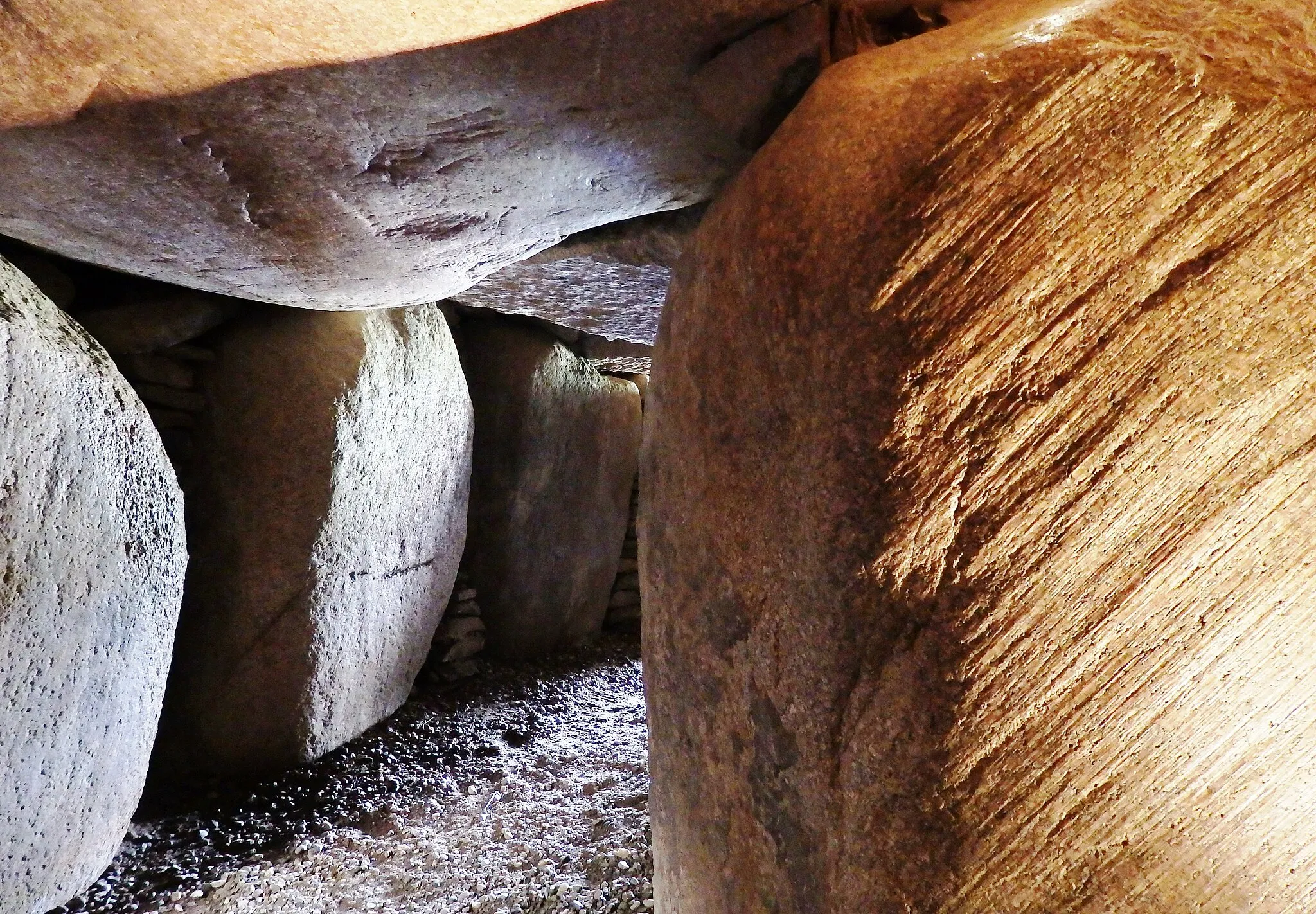 Photo showing: Denghoog innen, rechter Stein mit diagonalen Riefen