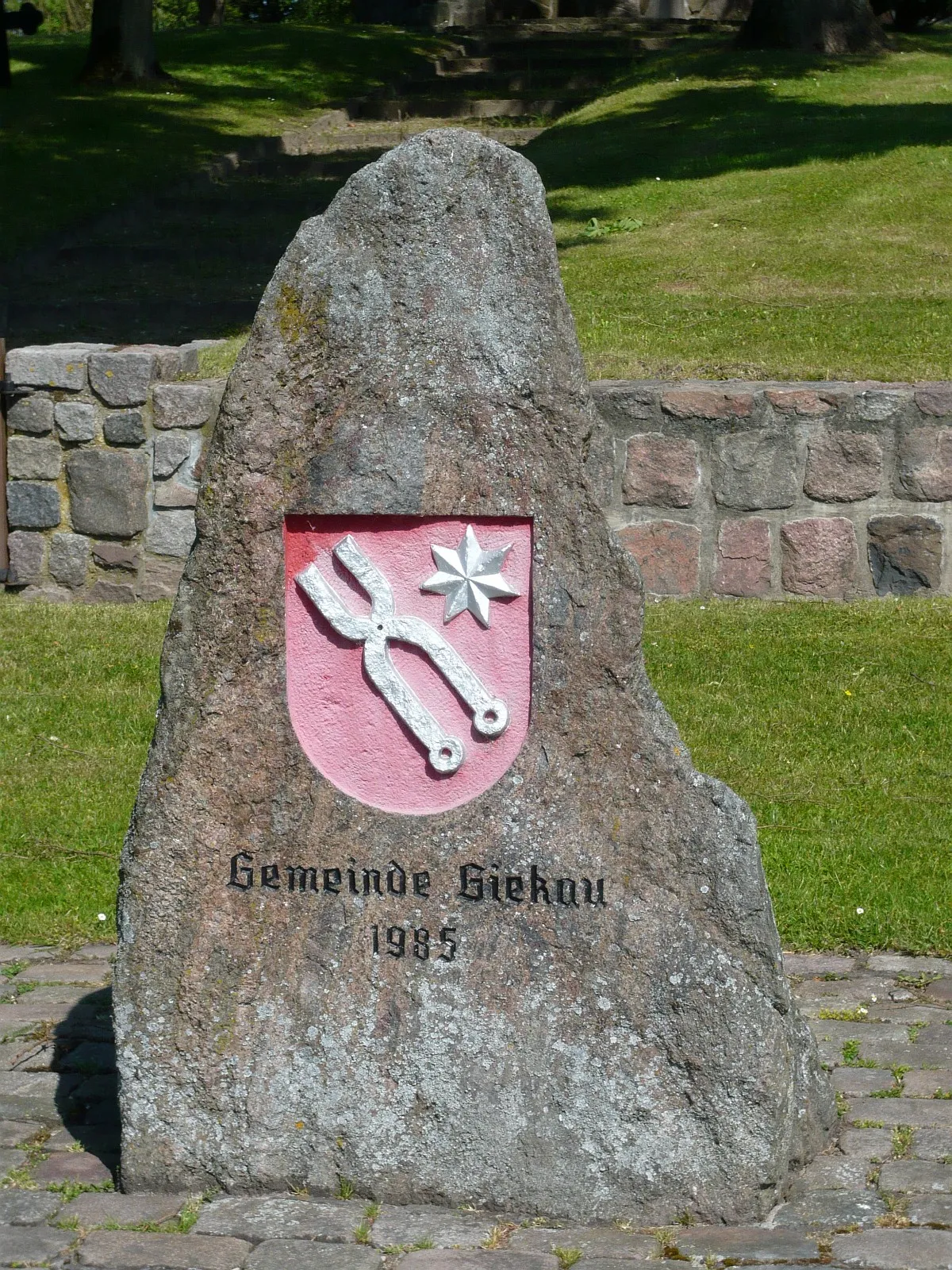 Photo showing: Der Wappenstein in Giekau. 1985 wurde Giekau die Annahme eines eigenen Wappens der Gemeinde genehmigt.