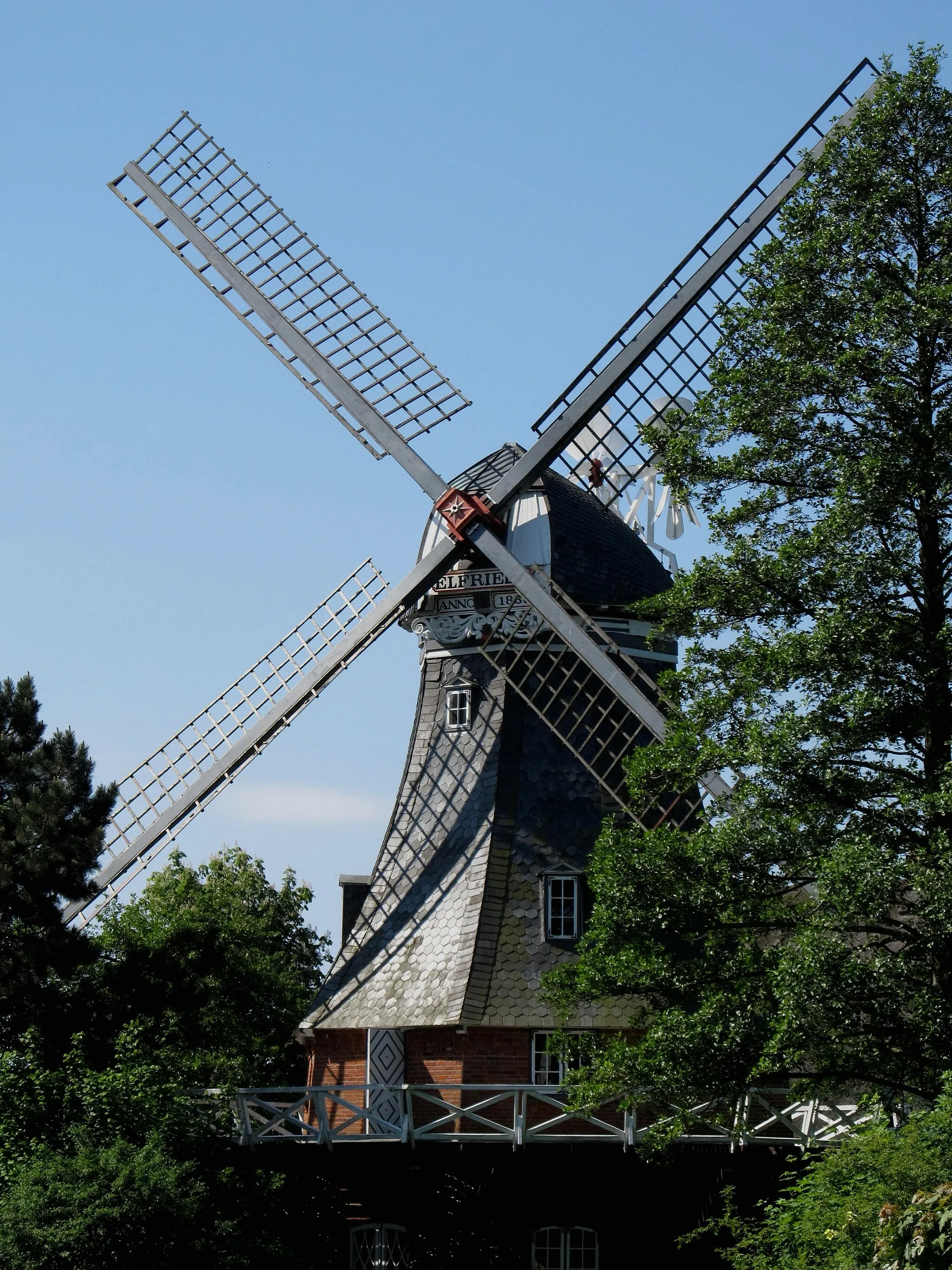Photo showing: Windmühle Elfriede in Husberg, Dorfstraße 18, Bönebüttel (Kreis Plön), Der Galerieholländer wurde erst 1980 am jetzigen Standort errichtet, der Rumpf stammt von einer Mühle aus Jevenstedt (1838)