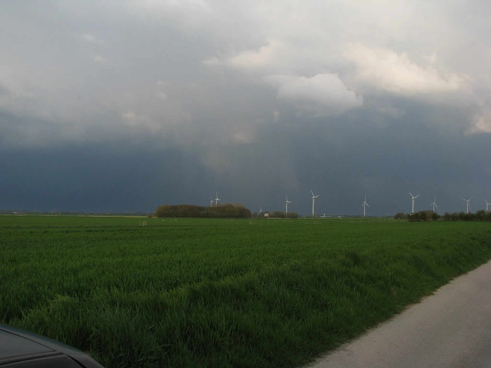 Photo showing: Gewitterwolken verdunkelten den Himmel im südlichen Bereich der Gemeinde Reußenköge und dem angrenzenden Breklumer Koog im Mai 2008.