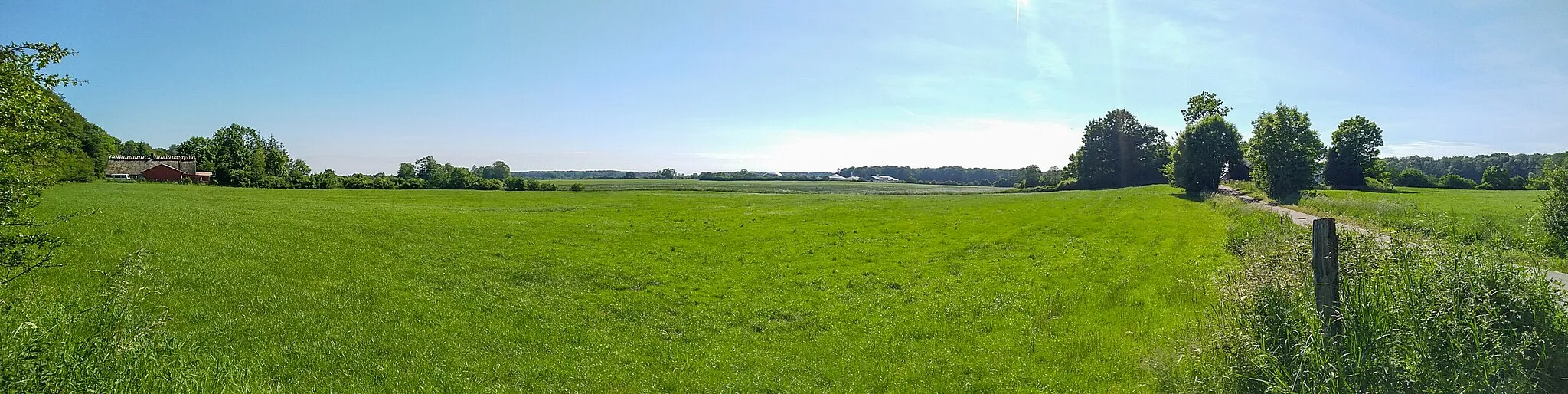 Photo showing: Tal der Rabenkieler Mühlenauondenau. Am Horizont mitte das SHLF-Waldgebiet "Obdrupholzkoppel"