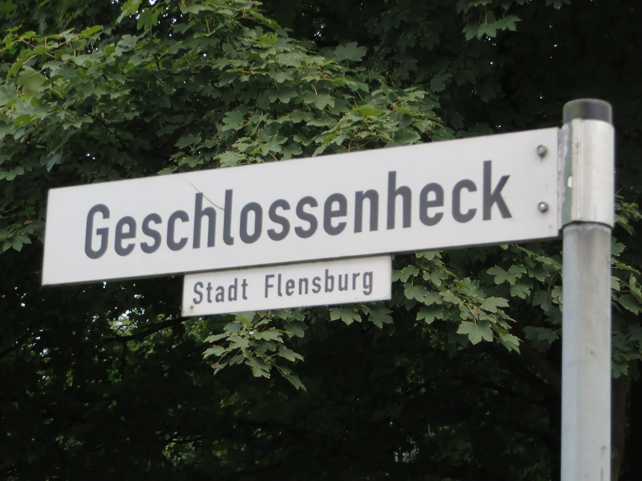 Photo showing: Straßenschild Geschlossenheck, Stadt Flensburg