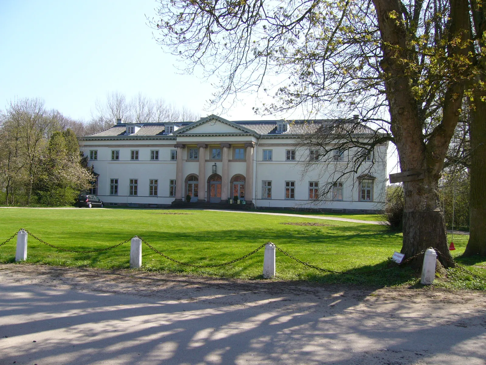 Photo showing: Herrenhaus des Gutes Knoop (1791/96). Dieser bedeutende Bau des Klassizismus wurde von Axel Bundsen gebaut. Bauherr war Graf Heinrich Friedrich Baudissin, der Caroline Schimmelmann, Tochter des damals wohl reichsten Mannes Dänemarks, geheiratet hatte.