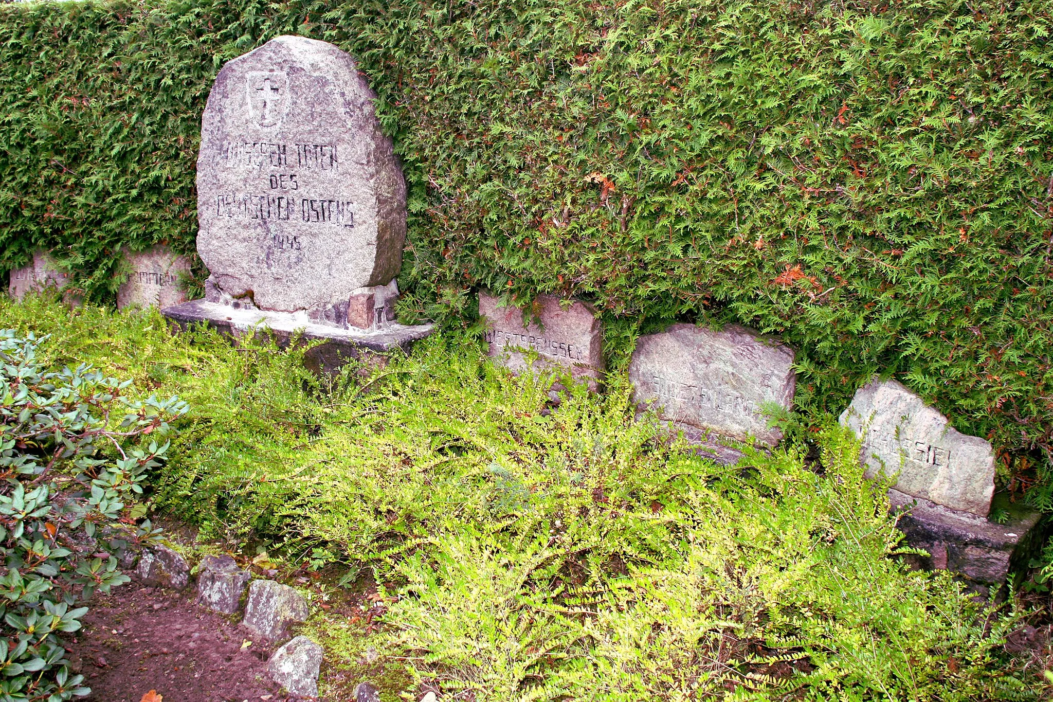 Photo showing: Gedenkstein auf dem Friedhof Alt Duvenstedt