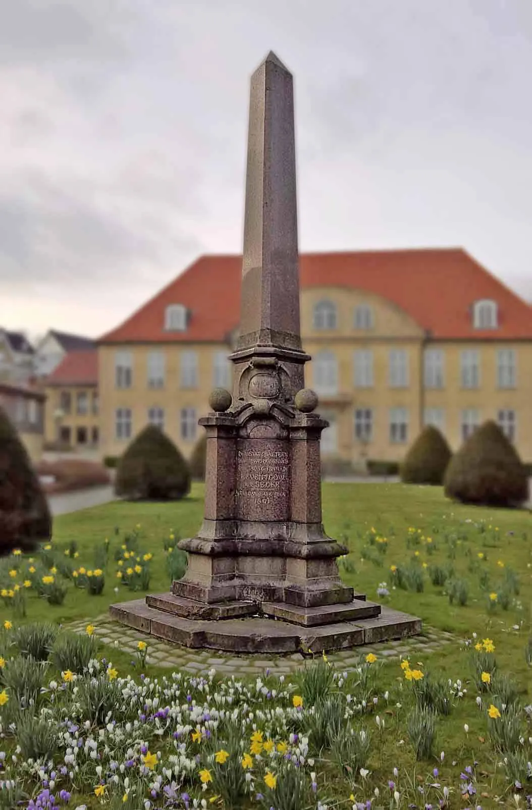 Photo showing: Rest (Sockel und Obelisk) des Reventlou-Beseler-Denkmals in Schleswig