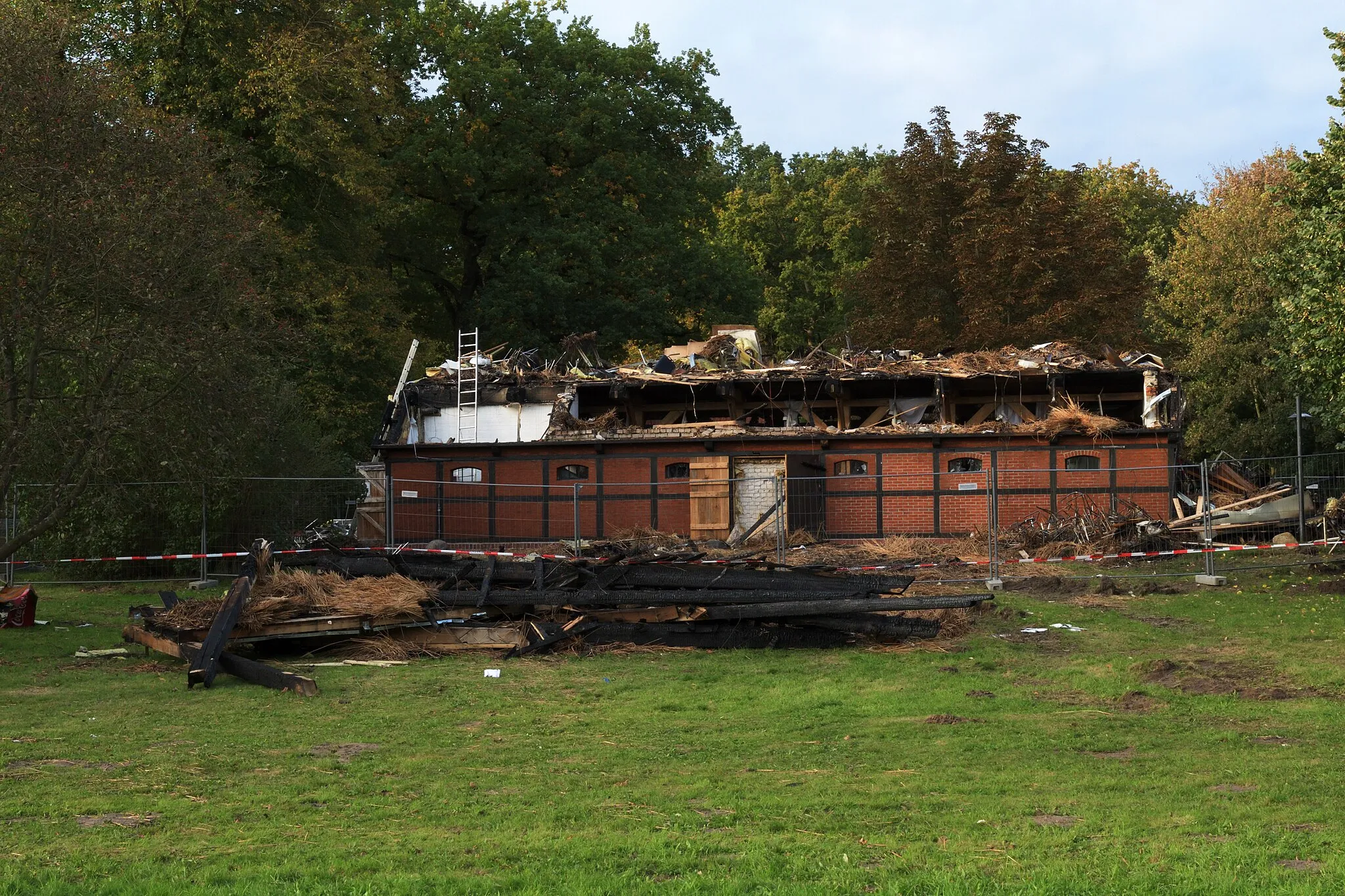 Photo showing: Remains of the museum barn from 1762 of the Museum Langes Tannen, Uetersen (Kreis Pinneberg), Germany, burnt down by arson on 10 October 2021. View from south. The fire site was seized and cordoned off by the police at the day the photo was taken, 16 October 2021.