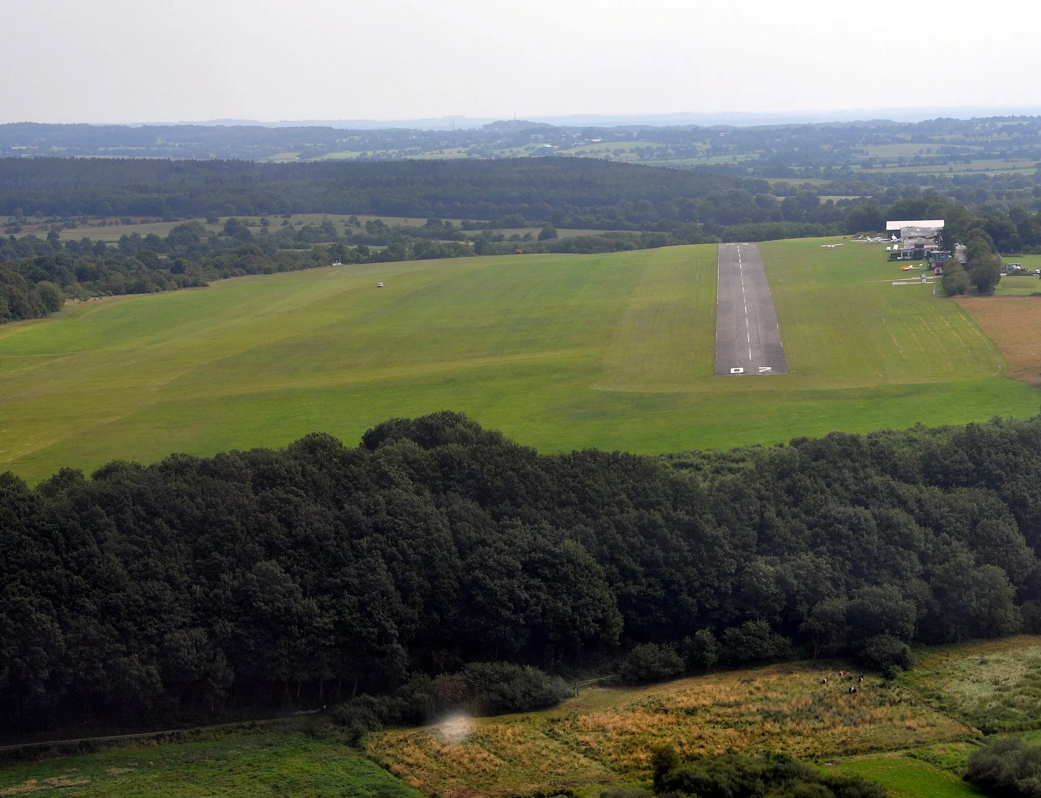 Photo showing: Sankt Michaelisdonn airport: Final runway 07