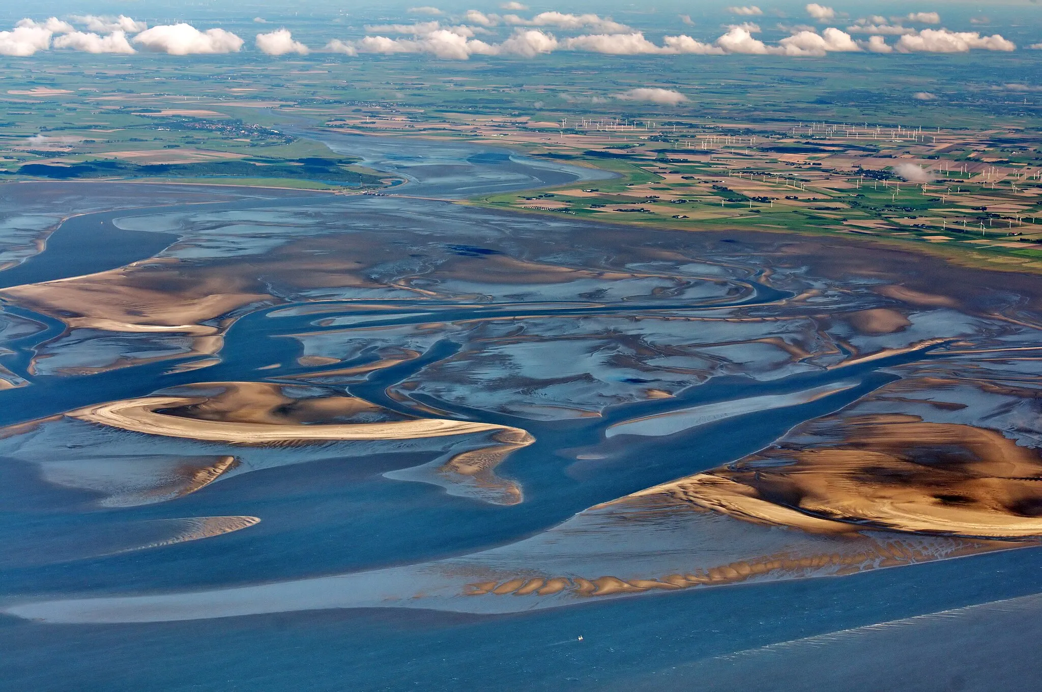 Photo showing: Fotoflug über das nordfriesische Wattenmeer - Eidersperrwerk (von SW), davor Linnenplate mit Linnensand (links), NN (Mitte), Blauortsand (rechts)