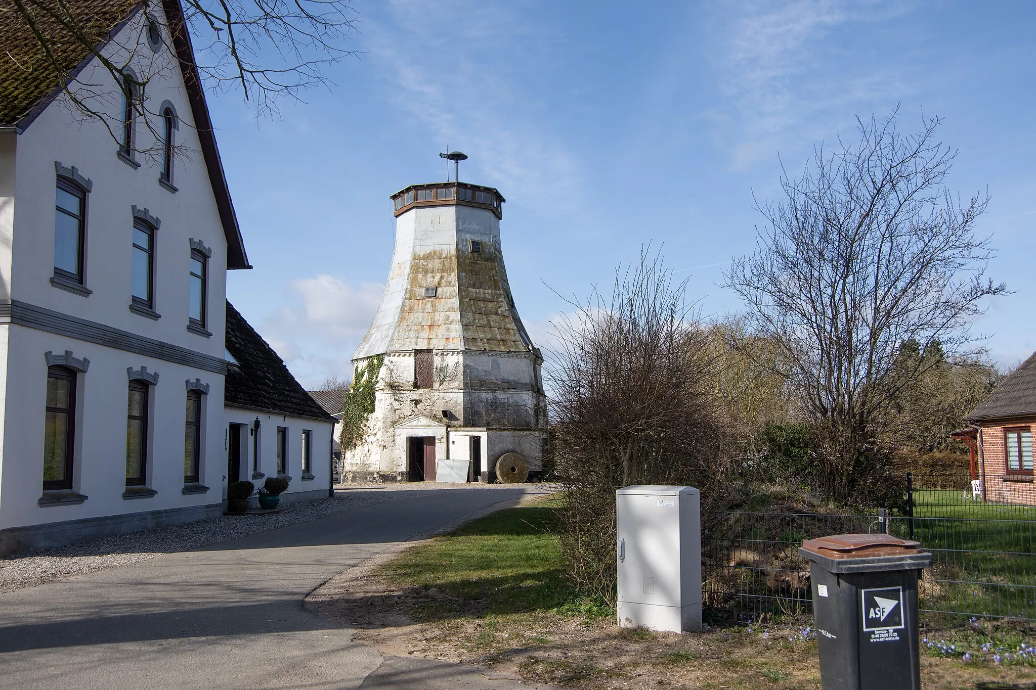 Photo showing: Struxdorf in Schleswig-Holstein. Die Windmühle und das Mühlenhaus stehen unter Denkmalschutz.