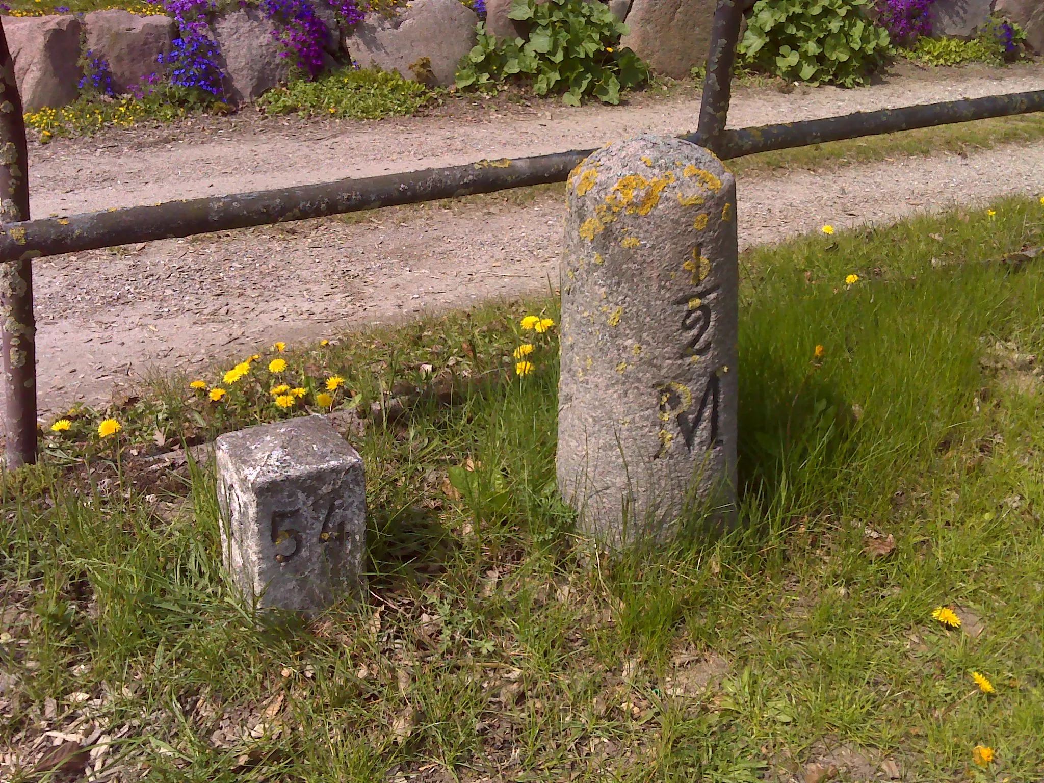 Photo showing: Ekelsdorf, Dänischer Halbmeilenstein, in Ortslage auf einem Grünstreifen zwischen einer Hofeinfahrt und der Straße, gegenüber Bushaltestelle und die Einmündung des Kronsholter Weges, westliche Straßenseite.