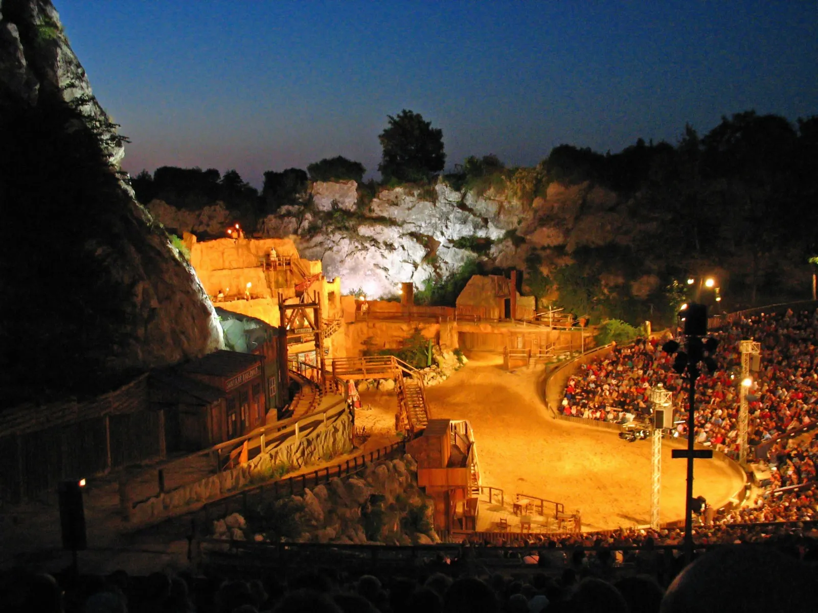 Photo showing: Twilight during a perfomance at the Karl-May-Spiele (an open-air theatre) in Bad Segeberg, Germany