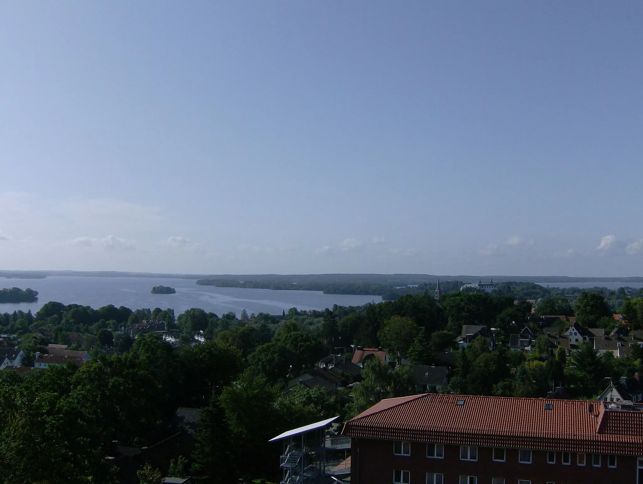 Photo showing: View over Plön from the Parnaßturm. Left Großer Plöner See (left), Castle (center) and Kleiner Plöner See (right)