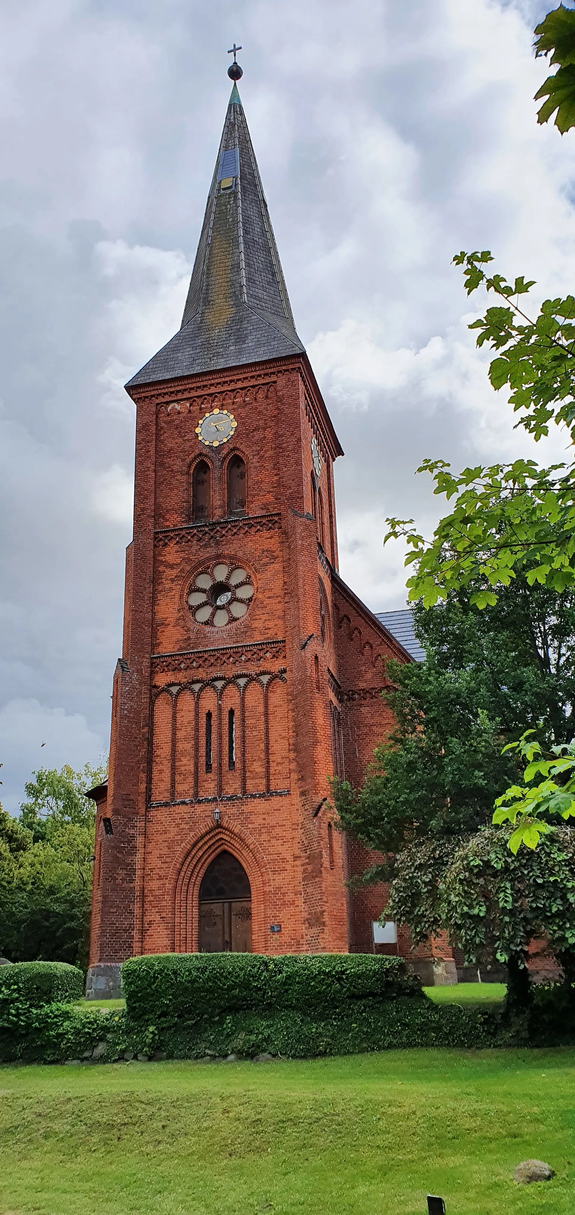 Photo showing: Dorfkirche Carlow, August 2021
