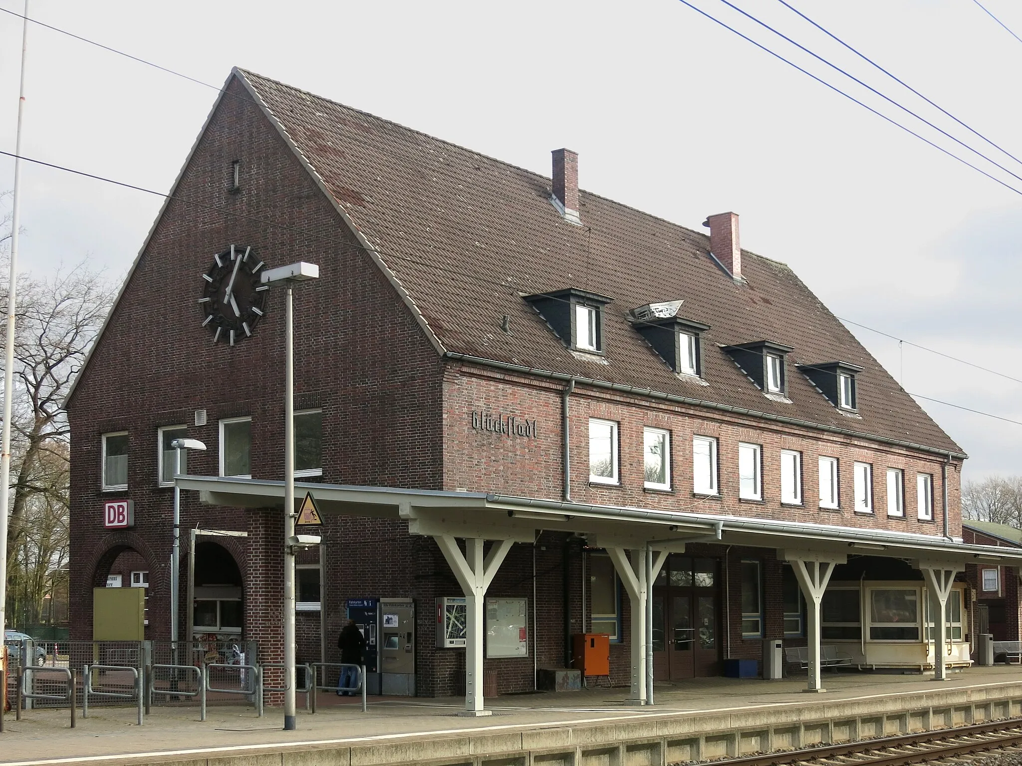 Photo showing: Bahnhofsgebäude Glückstadt 2019