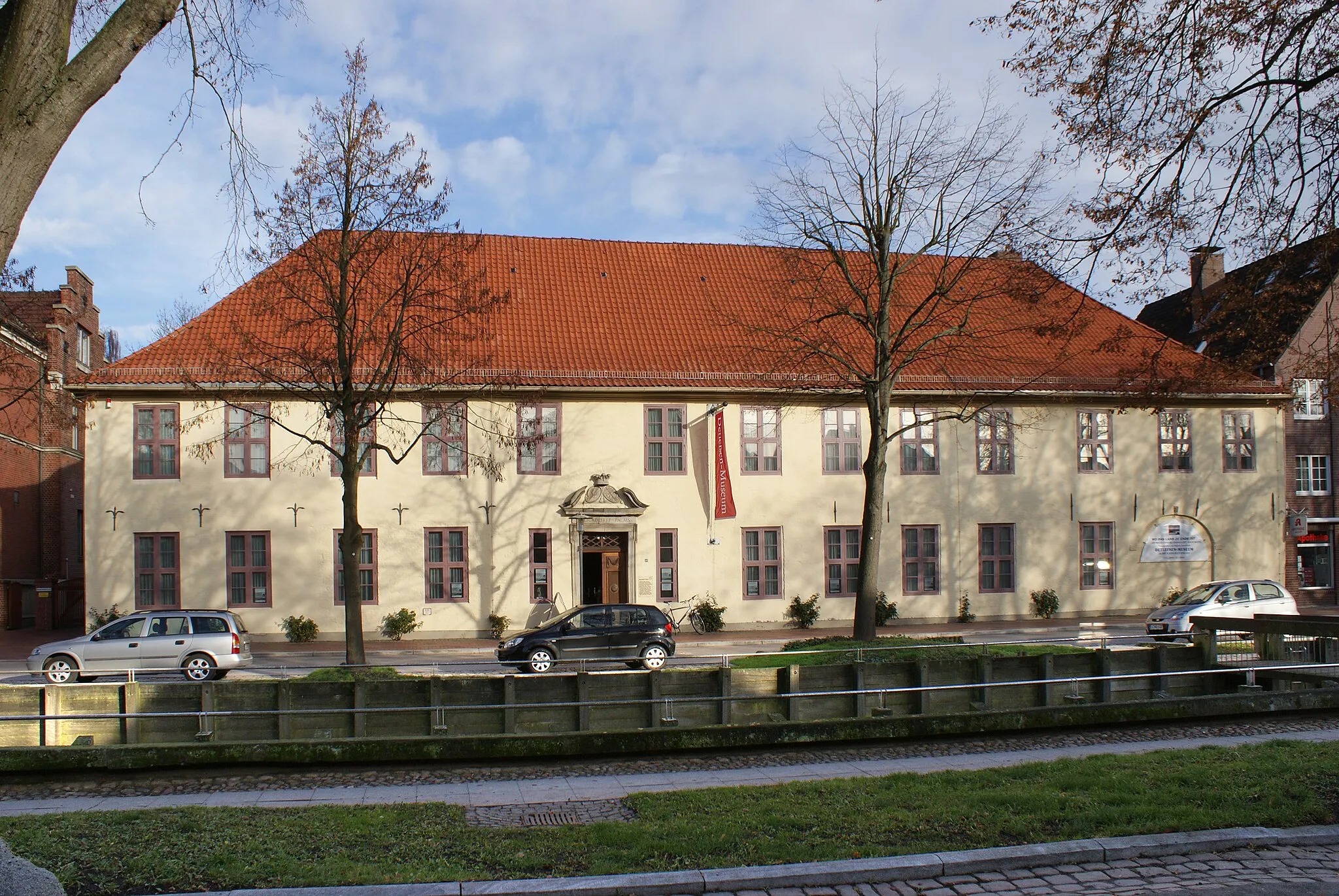 Photo showing: This is a photograph of an architectural monument. It is on the list of cultural monuments of Glückstadt, no. 2973.
Glückstadt (Schleswig-Holstein) – Am Fleth 43 – Brockdorff-Palais – Baujahr: 1631/32, Umbau 1727
– Das Brockdorff-Palais ist ein früherer Adelshof, der neben dem Wasmer-Palais zu den bedeutendsten profanen Bauwerken der Stadt zählt. Es beherbergt mit dem Detlefsen-Museum eine Sammlung zur Geschichte von Glückstadt und seiner Umgebung.
– Das Palais wurde von 1631 bis 1632 durch die Baumeister Willem van Steenwinckel und H. Bolten errichtet. Es ist ein langgestrecktes, dreizehnachsiges Haus, das mit seiner Traufenseite auf das Fleth ausgerichtet ist. Das Gebäude war ursprünglich komplett unverputzt. Die aus abwechselnden Schichten roter und gelber Backsteine errichteten Wände sind heute nur noch auf der Hofseite sichtbar.
– Das Palais wurde von 1631 bis 1632 durch die Baumeister Willem van Steenwinckel und H. Bolten errichtet. Es ist ein langgestrecktes, dreizehnachsiges Haus, das mit seiner Traufenseite auf das Fleth ausgerichtet ist. Das Gebäude war ursprünglich komplett unverputzt. Die aus abwechselnden Schichten roter und gelber Backsteine errichteten Wände sind heute nur noch auf der Hofseite sichtbar.
Weitere Infos zum Brockdorff-Palais: → Brockdorff-Palais