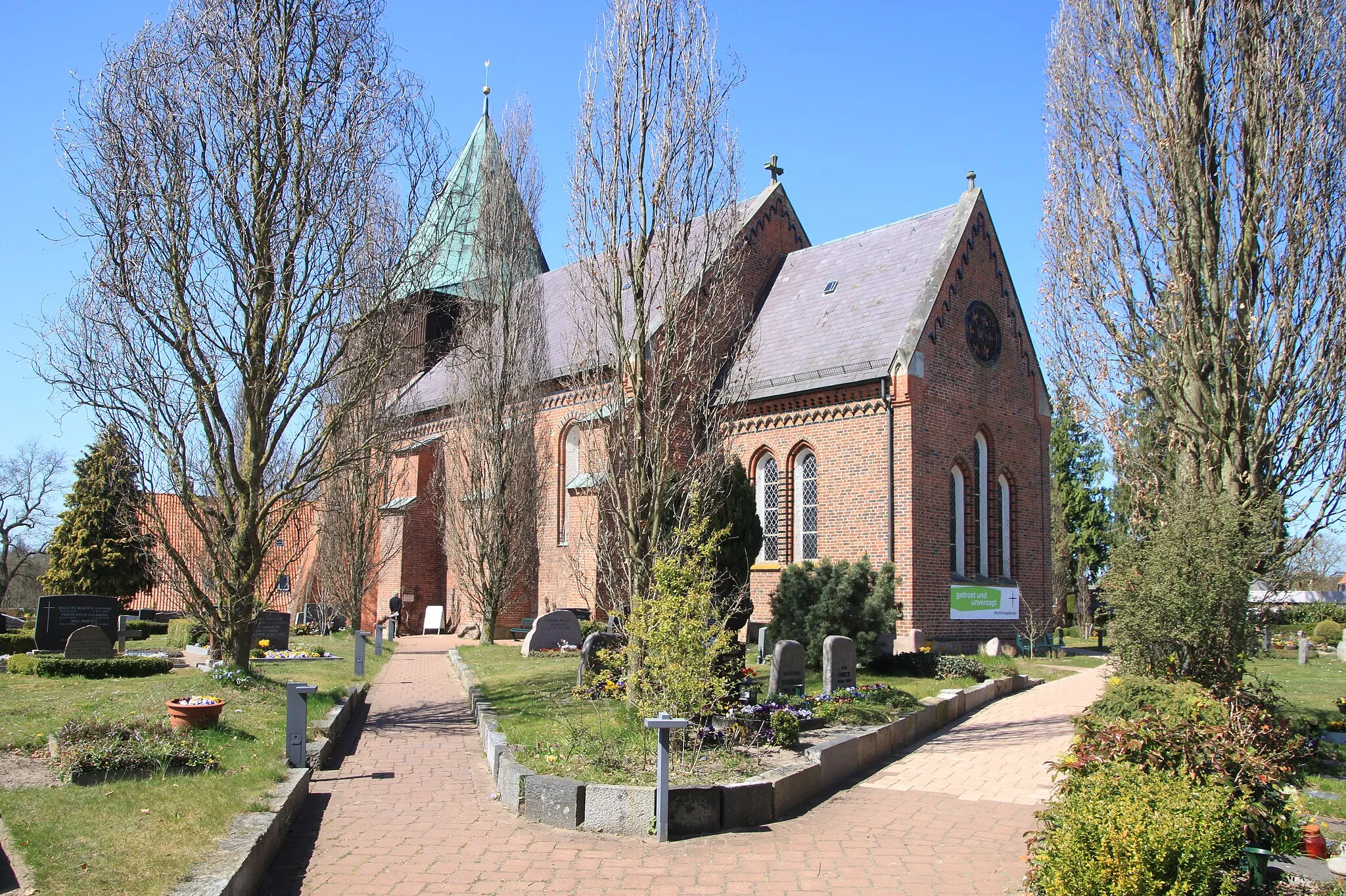 Photo showing: St.-Johanniskirche (Krummesse) mit Kirchhof