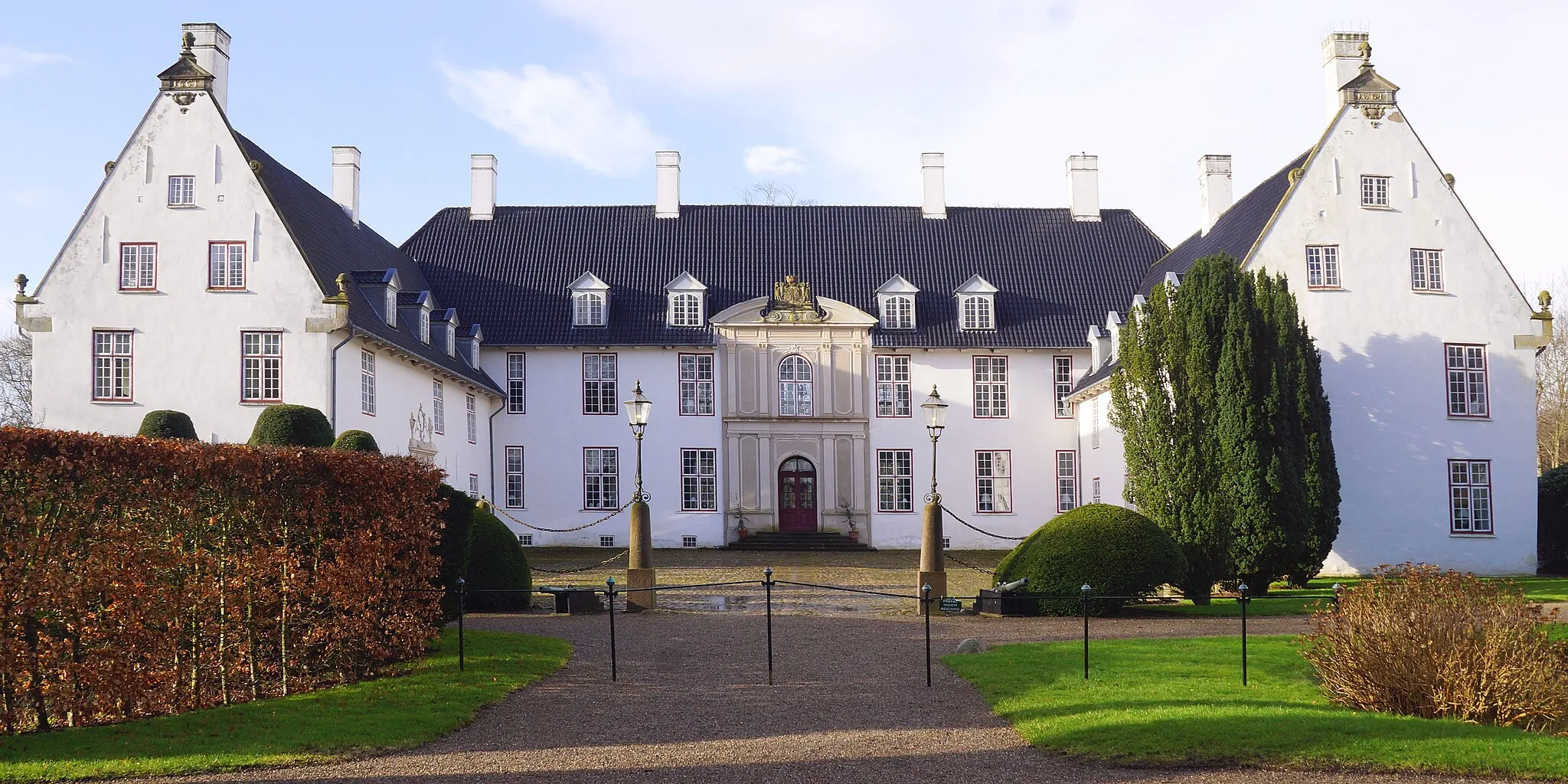 Photo showing: Schloss Schackenborg in Ansicht von Osten, Møgeltønder Südjütland Dänemark - Schackenborg Slot set fra øst, Møgeltønder Sønderjylland Danmark - Schackenborg Castle in view from the east, Møgeltønder South Jutland Denmark - Foto Wolfgang Pehlemann DSC02397