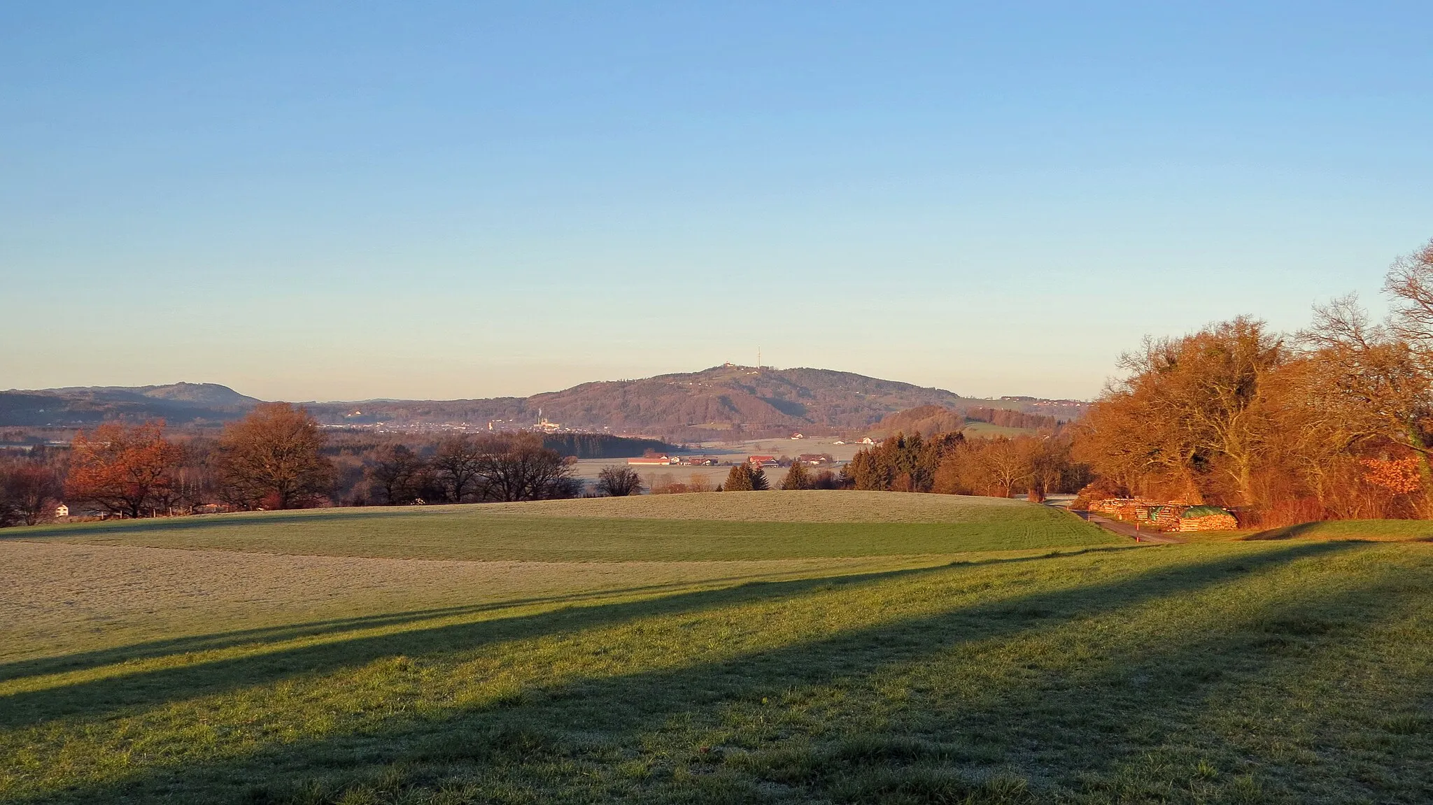 Photo showing: Peißenberg mit Hohem Peißenberg von Osten