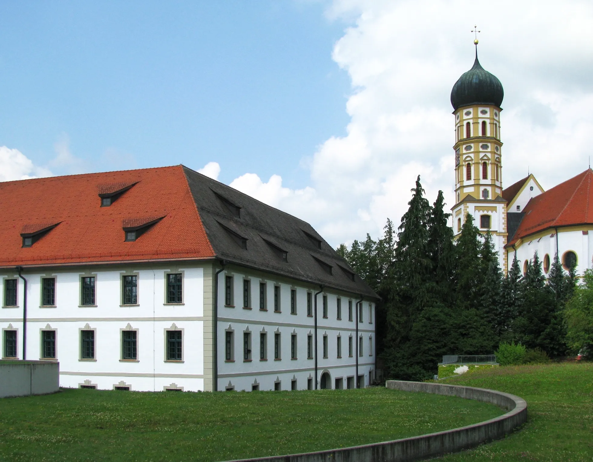 Photo showing: Ehemaliges Fürstbischöfliches Schloss in Marktoberdorf, Landkreis Ostallgäu, rechts dahinter Stadtpfarrkirche St. Martin