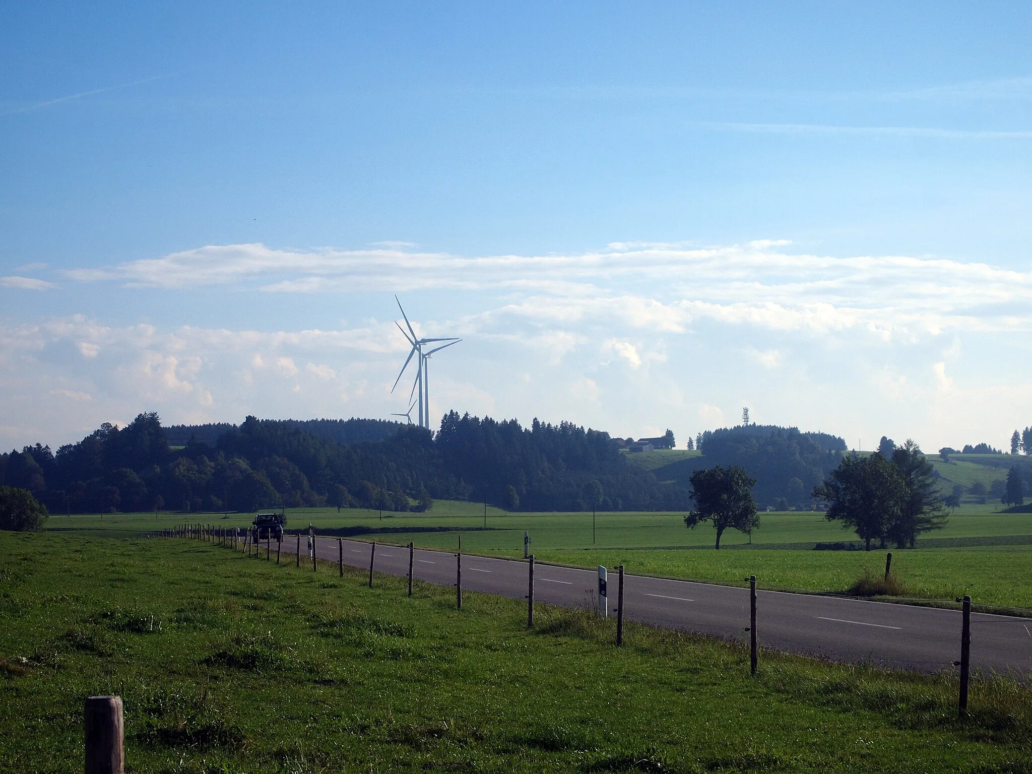 Photo showing: Windenergie-Anlagen Nordwestlich von Salenwang, Aufgenommen vor Romatsried