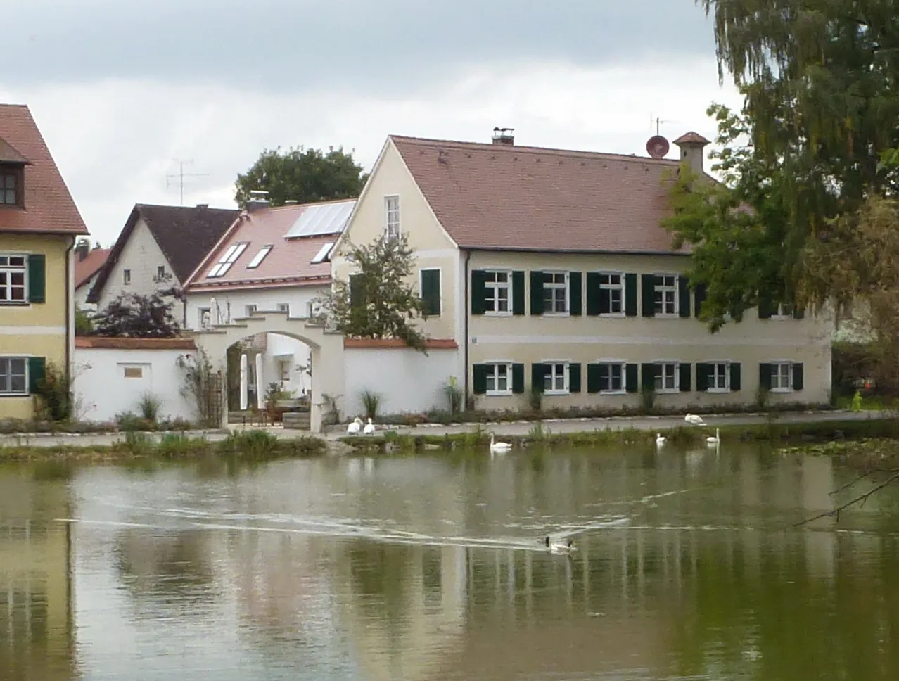 Photo showing: Ehemaliges Hofmarkschloß am Schloßweiher, heute Bauernhof