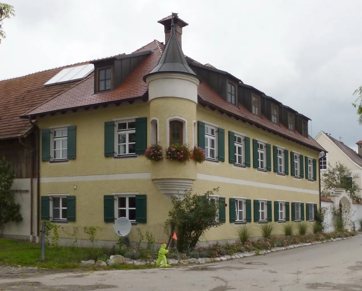 Photo showing: Alling-Holzkirchen, Weiherstr.8:  Ehemaliges Hofmarkschloß am Schloßweiher, heute Bauernhof