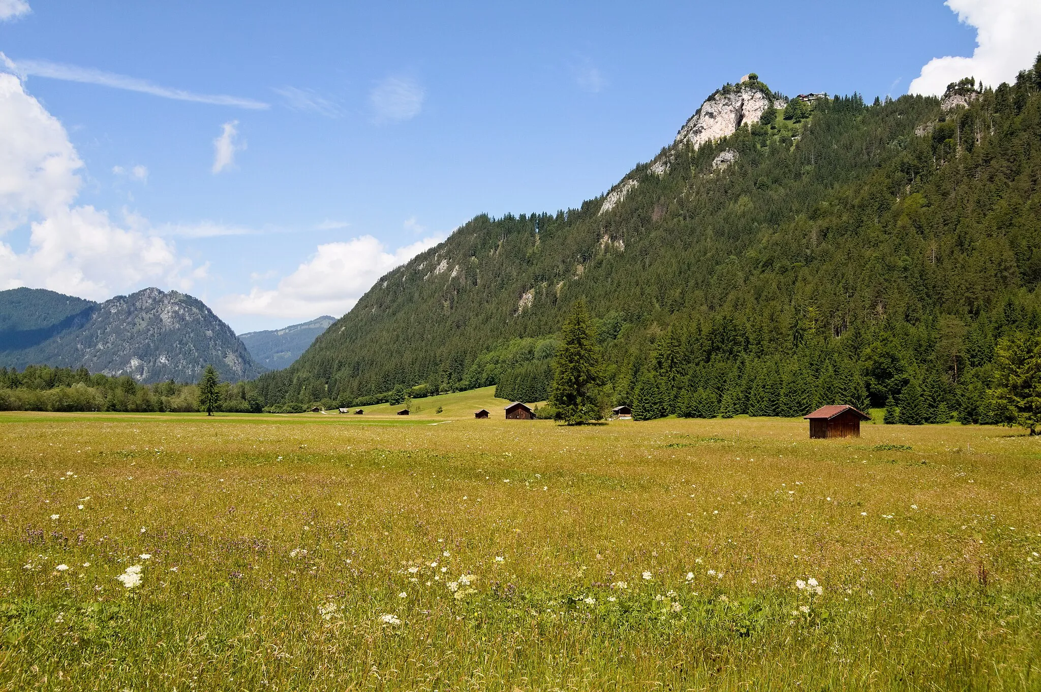 Photo showing: View over the valley of the river Vils (Tirol, Austria) between the towns Vils and Pfronten (Allgäu, Germany) in north-western direction. The Falkenstein castle can be seen at the right on the top of the mountain Falkenstein.