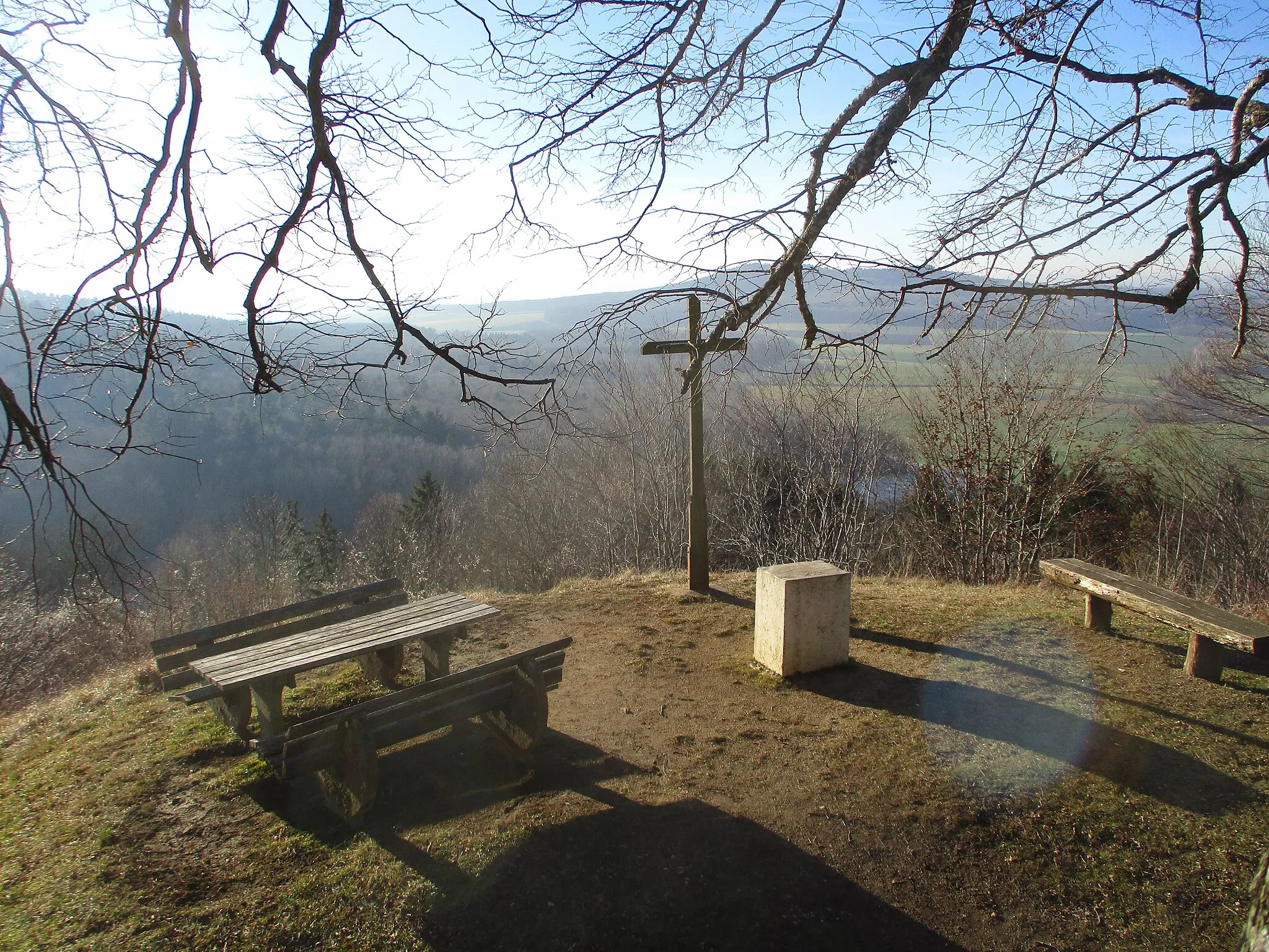 Photo showing: Wayside cross west of Burg Spielberg, Bavaria. The location is surrounded by four trees and a great view point west.