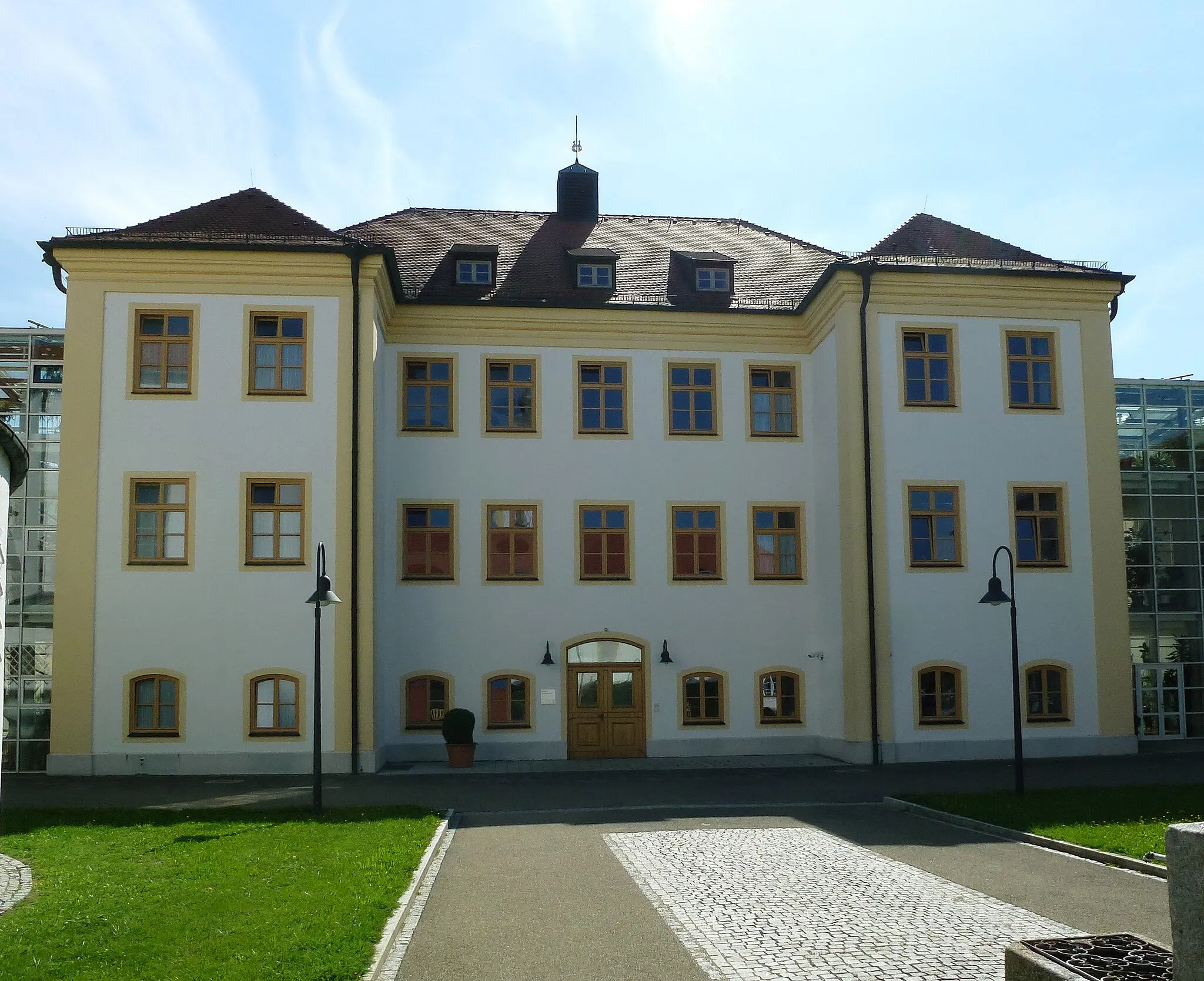 Photo showing: Schönbrunn, Prälat-Steininger-Str.1: Ehemaliges Schloß (erbaut 1688), heute Krankenanstalt. Ansicht von N (die Objekt-Anzeige in GeoHack ist nicht zutreffend!)