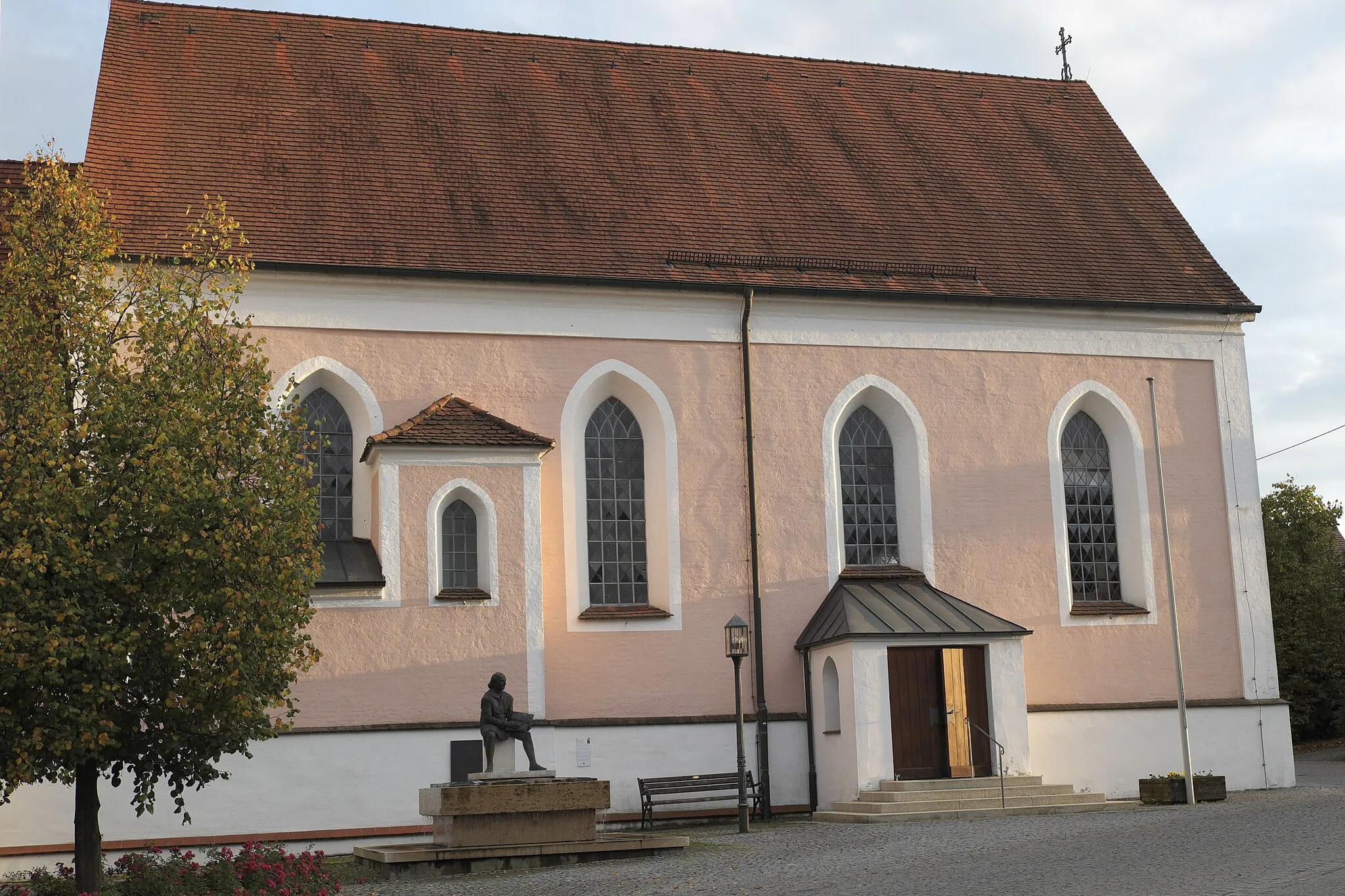 Photo showing: Katholische Pfarrkirche Maria Hilf in Unterthürheim, einem Ortsteil von Buttenwiesen im Landkreis Dillingen an der Donau (Bayern), mit dem Denkmal für Ulrich von Türheim