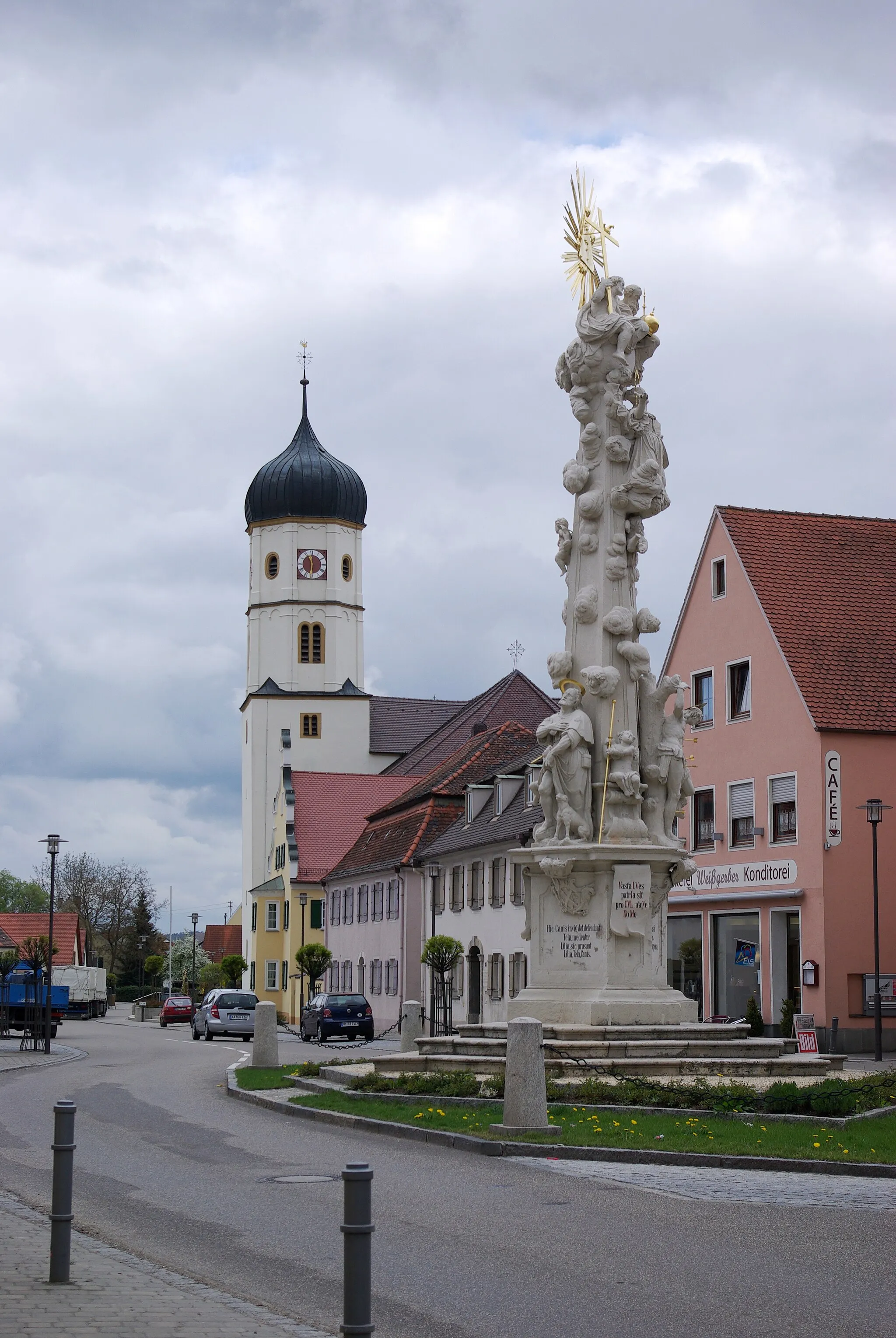 Photo showing: Wallerstein, Hauptstraße, die linke Inschrift bedeutet: Hier wacht der Hund, verteidigen die Pfeile, [und] heilen die Lilien; so helfen Lilien, Pfeile, [und] der Hund. Das Chronogramm rechts heißt: Die wüste Seuche sei fern von Heimat und Haus und ergibt 1772, links der Heilige Rochus, rechts der Heilige Sebastian