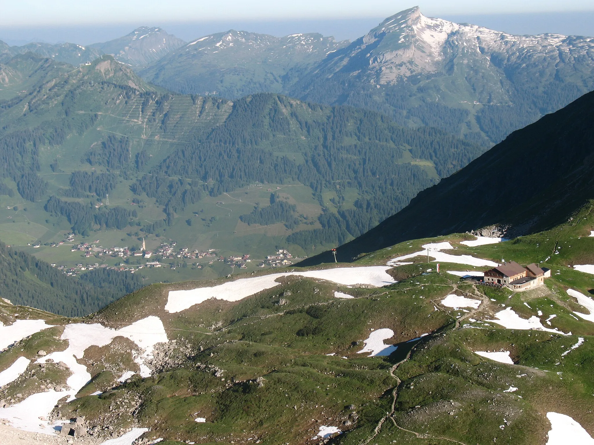 Photo showing: Blick über die Fiderepasshütte (2067 m) nach Westen über das Kleinwalsertal mit Mittelberg (1200 m), darüber das Walmendinger Horn (1990 m) und im Hintergrund der Diedamskopf (2090 m) und Hohe Ifen (2229 m).