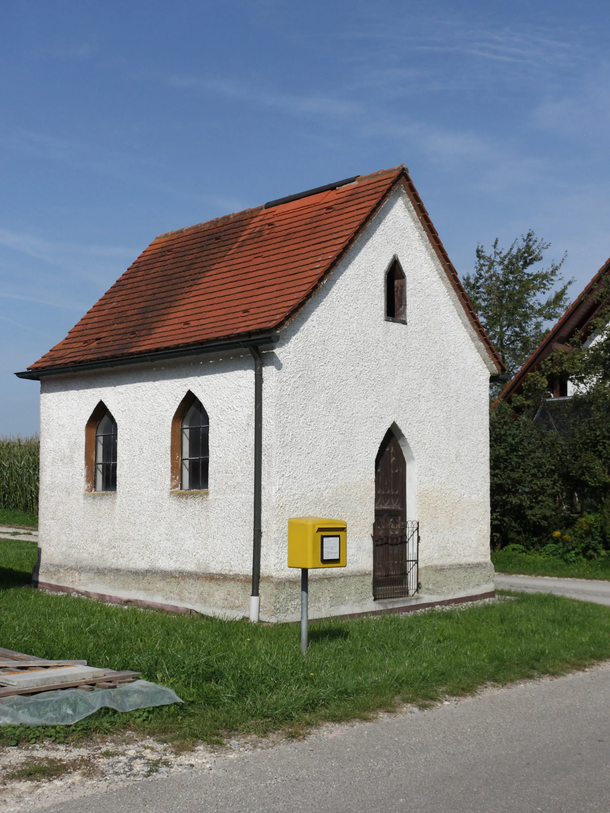 Photo showing: Kapelle St. Isidor in Keuschlingen, Gemeinde Kammeltal; die 1872 errichtete Kapelle ist innen wie außen stark renovierungsbedürftig