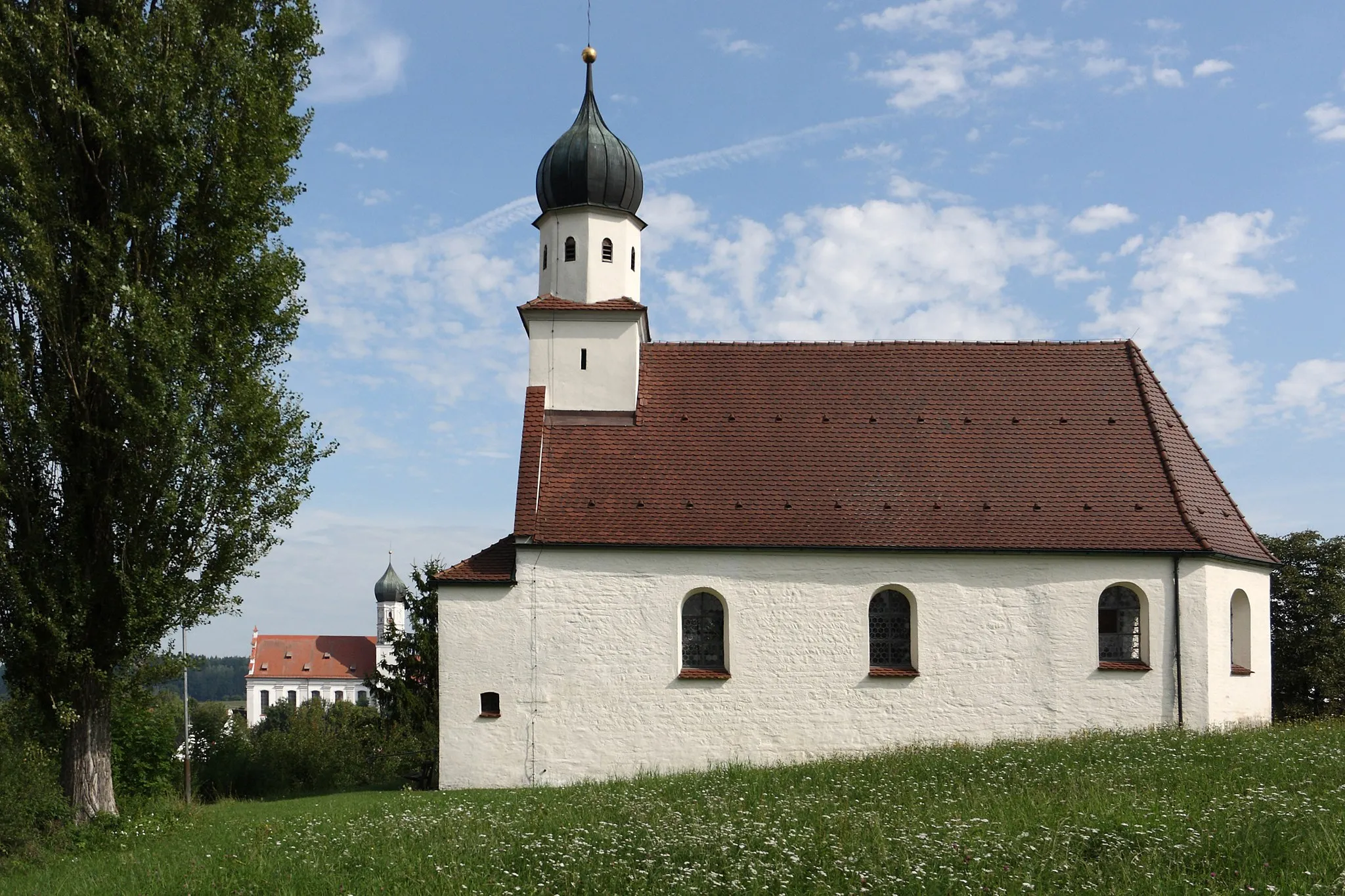 Photo showing: Edelstetten, Sankt-Michael-Weg 6, Kapelle Sankt Michael; im Kern romanischer Bau, Chor 15. Jh., um 1600 erneuert, Ansicht von Süden (im Hintergrund ehem. Stiftskirche)