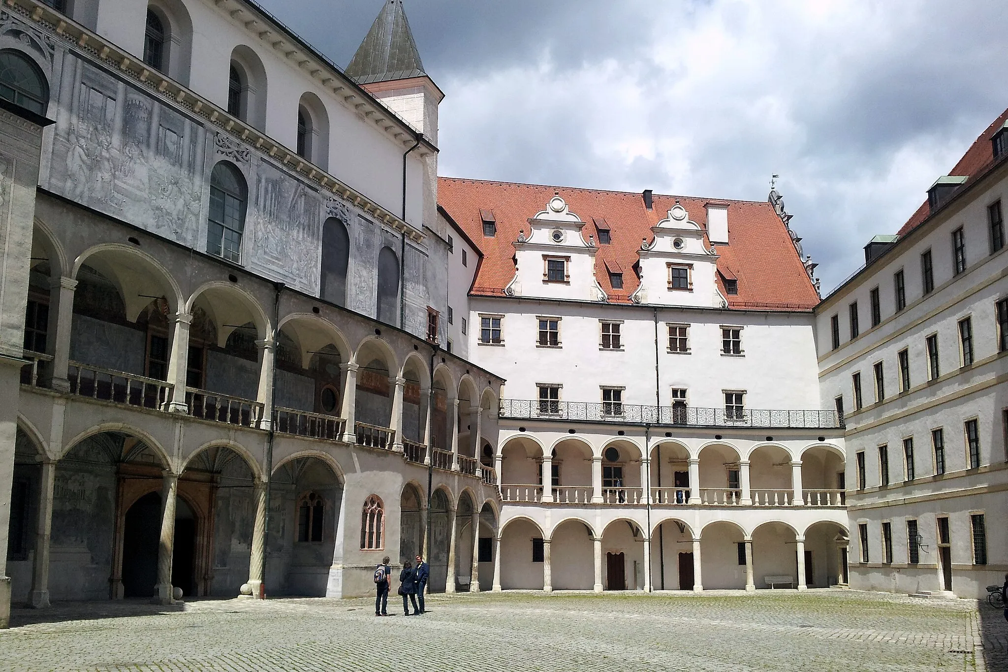 Photo showing: Die ursprüngliche Burganlage wurde im Frühmittelalter von den Agilolfingern erbaut. Dieser bayerische Herzoghof ging 1247 an die Wittelsbacher.