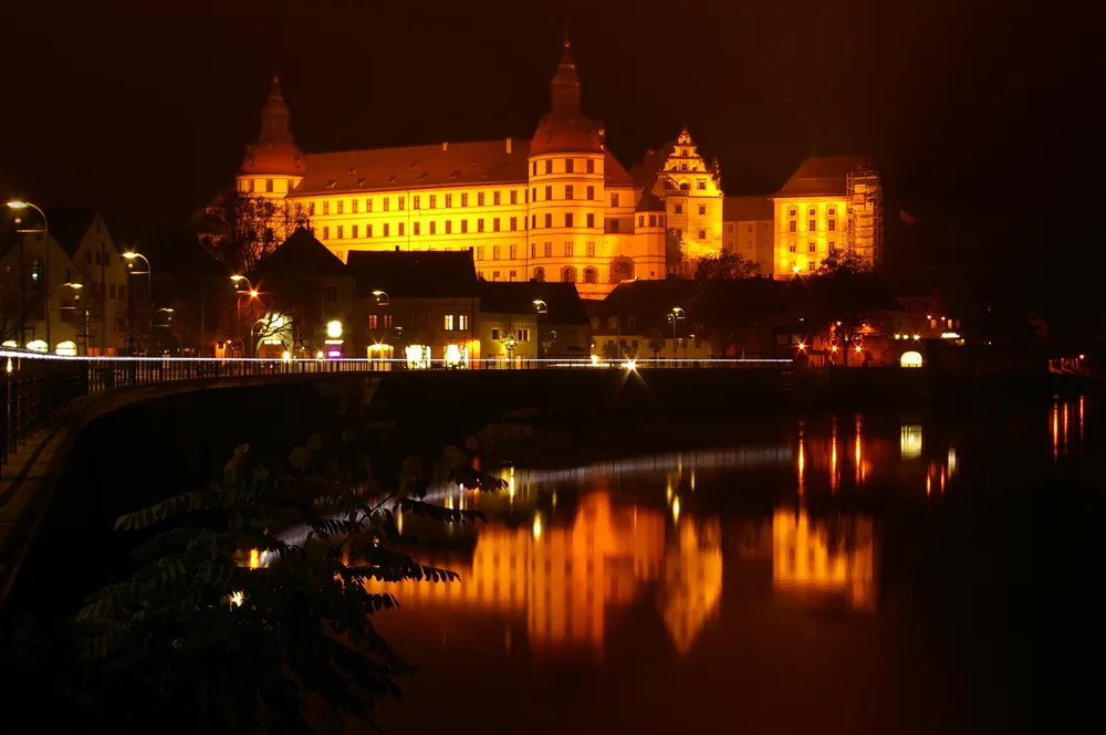 Photo showing: Neuburg an der Donau. Donaukai bei Nacht mit Blick auf das Schloss.